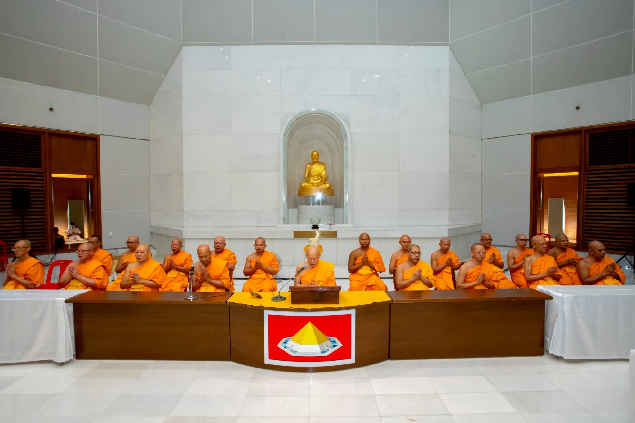ศูนย์ปฏิบัติธรรมพระมงคลเทพมุนี จัดพิธีสักการะพระมงคลเทพมุนี (สด จนฺทสโร) และพิธีทอดผ้าป่าสถาปนาองค์พระเจดีย์ เพื่อสร้างสันติภาพโลก