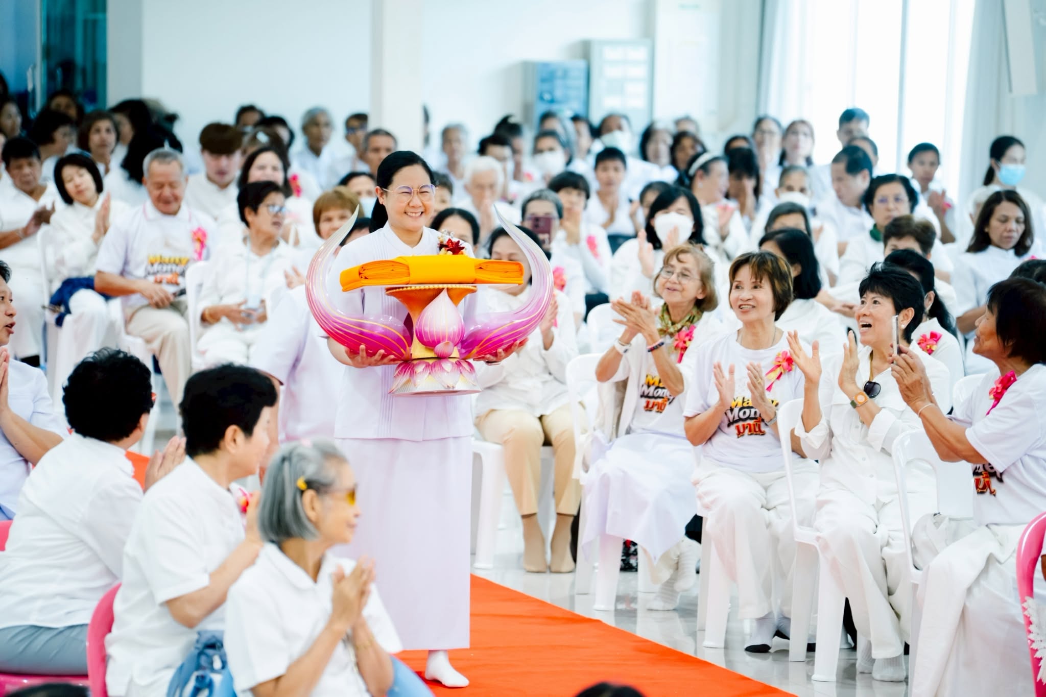 ศูนย์ปฏิบัติธรรมพระมงคลเทพมุนี จัดพิธีสักการะพระมงคลเทพมุนี (สด จนฺทสโร) และพิธีทอดผ้าป่าสถาปนาองค์พระเจดีย์ เพื่อสร้างสันติภาพโลก