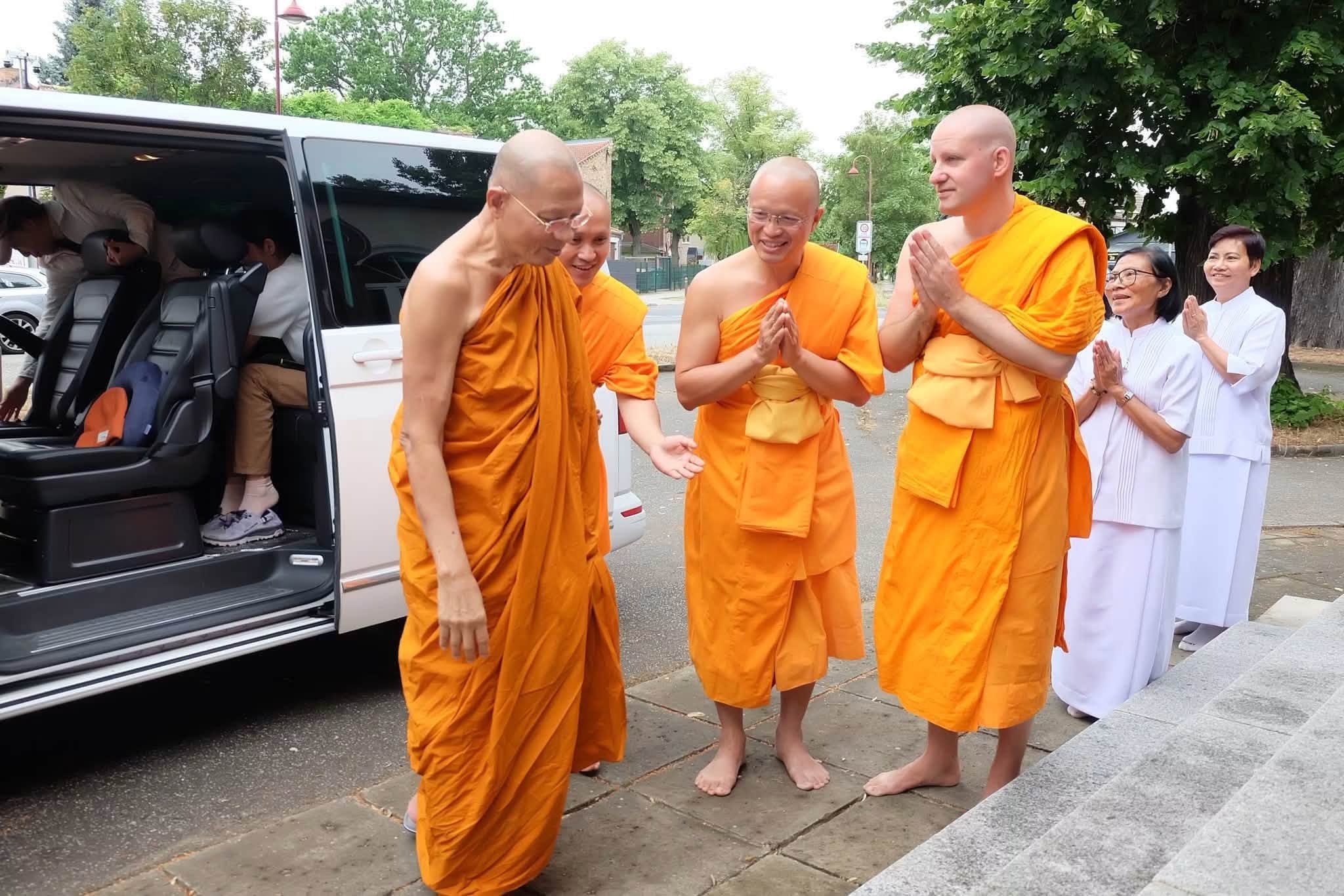 พระพรหมดิลก เดินทางมาเยี่ยมเยือนพระธรรมทูตและคณะกัลยาณมิตรวัดพระธรรมกายเบอร์ลิน
