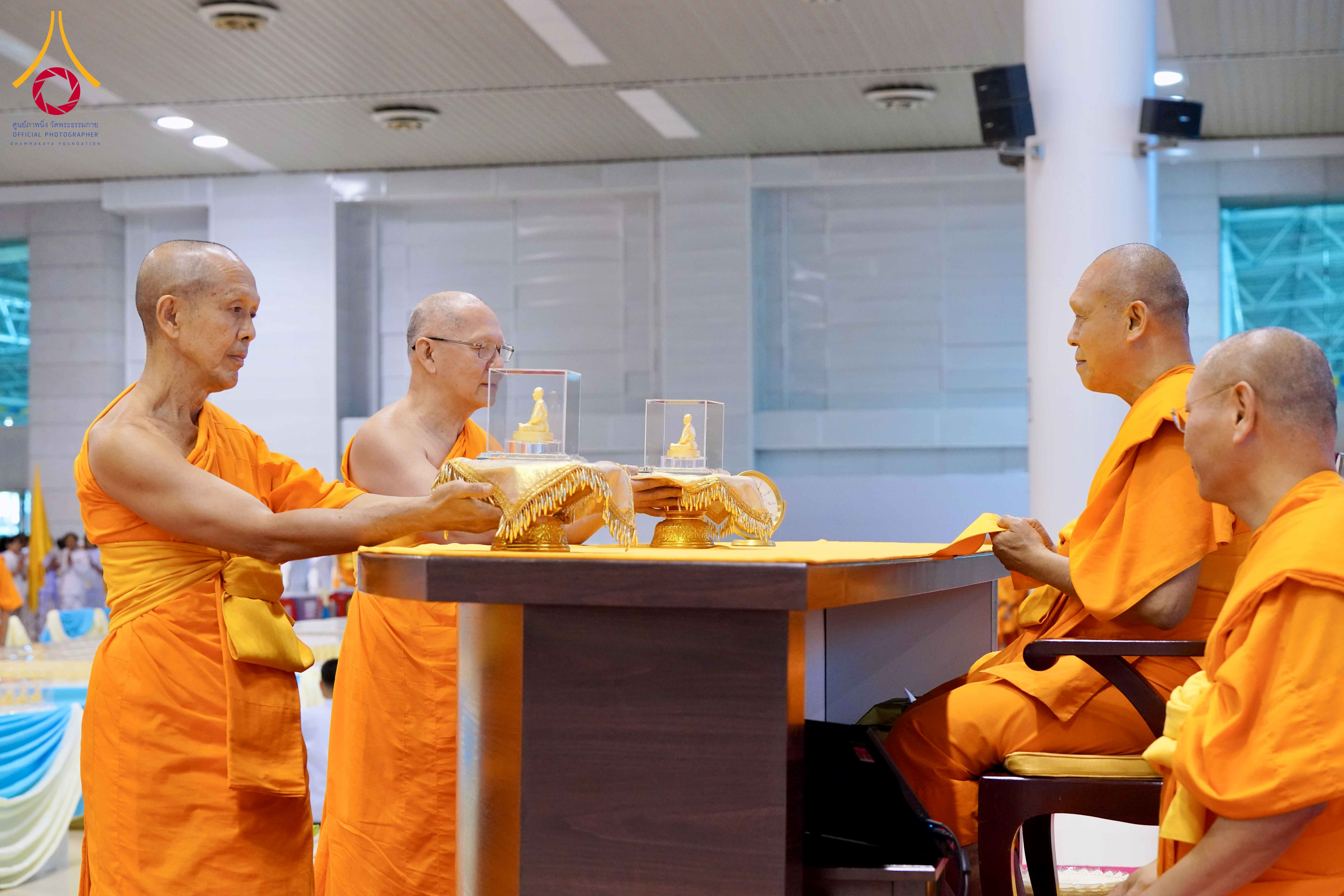 พิธีมอบรูปหล่อโลหะหลวงปูวัดปากน้ำ พระมงคลเทพมุนี( สด จนฺทสโร) พระผู้ปราบมาร และพระราชเหล็ก