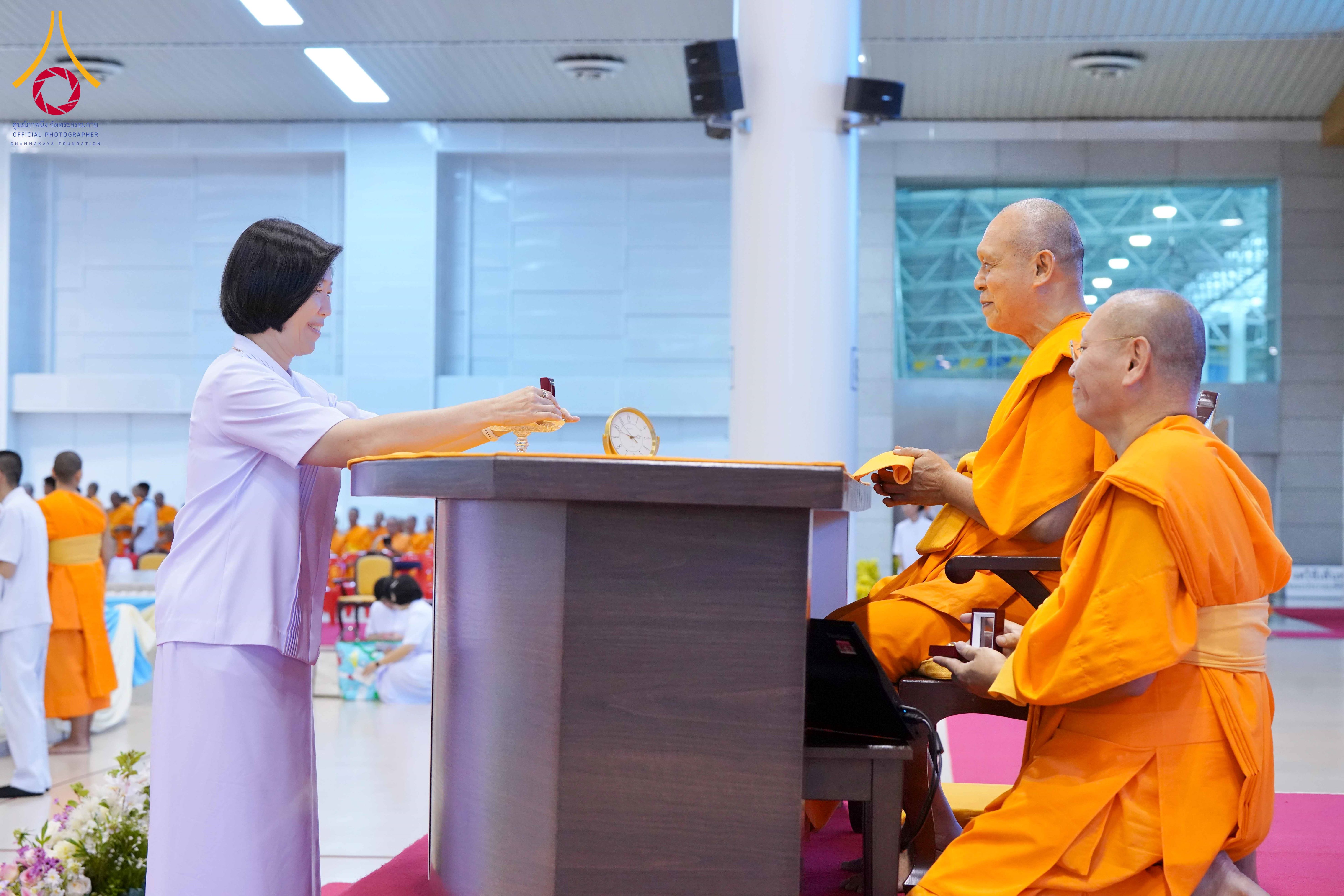 พิธีมอบรูปหล่อโลหะหลวงปูวัดปากน้ำ พระมงคลเทพมุนี( สด จนฺทสโร) พระผู้ปราบมาร และพระราชเหล็ก