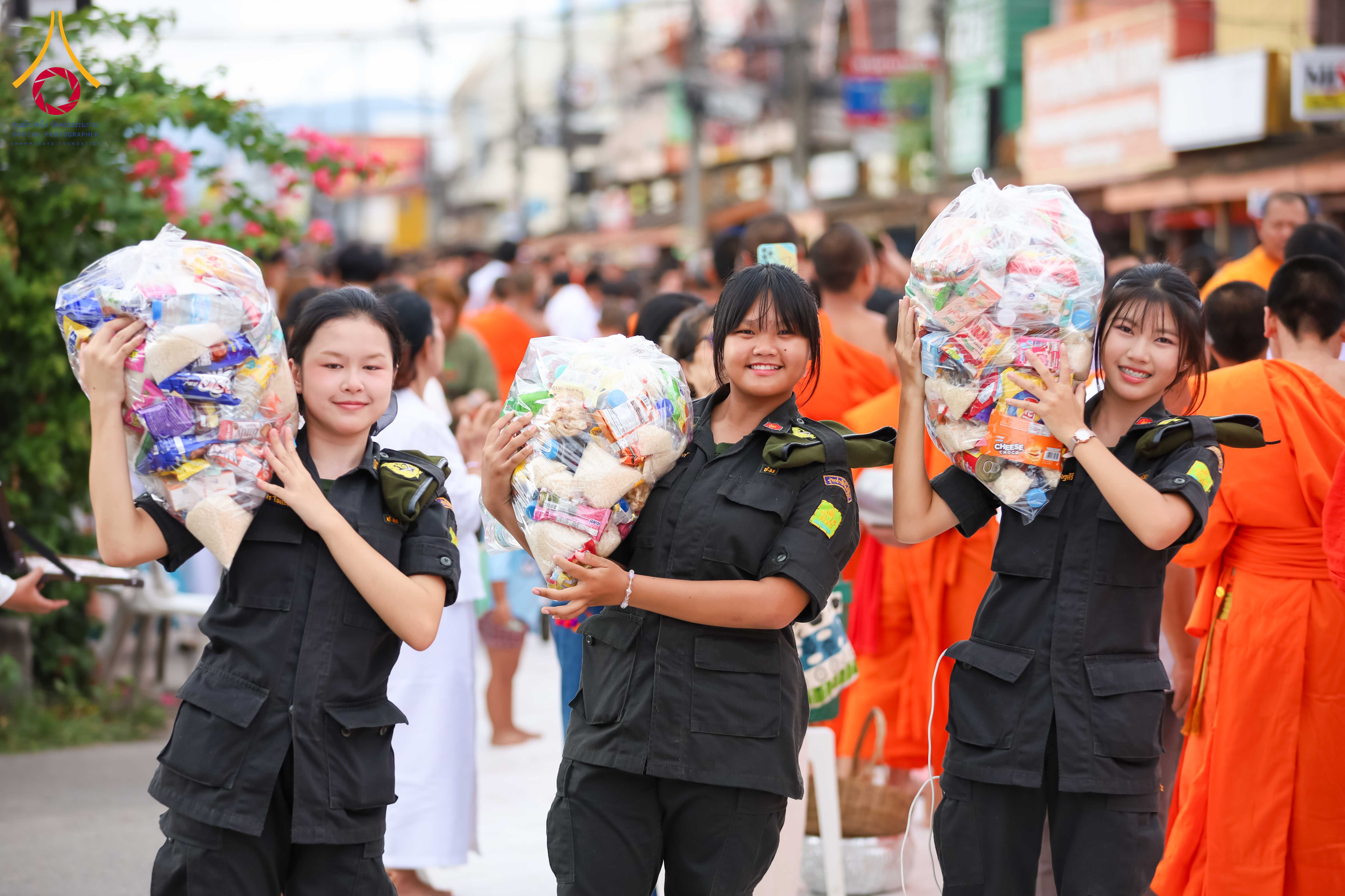 พิธีตักบาตรพระ 1,345 รูป ฉลองครบรอบ 345 ปี เมืองสันกำแพง