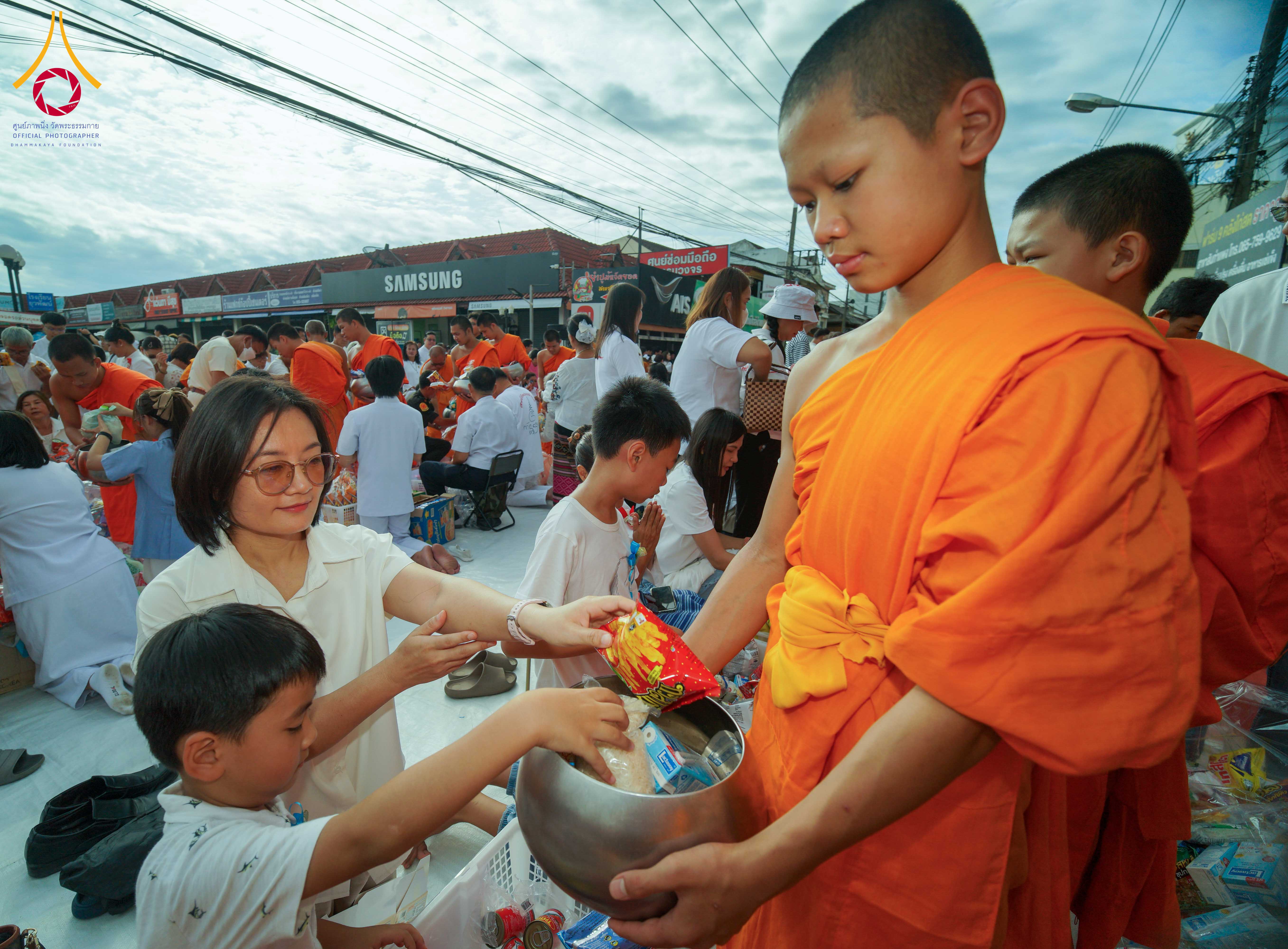 พิธีตักบาตรพระ 1,345 รูป ฉลองครบรอบ 345 ปี เมืองสันกำแพง