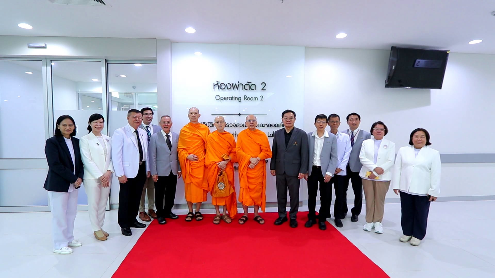 Wat Phra Dhammakaya donates 40 million baht to Thammasat Advanced Medical Center