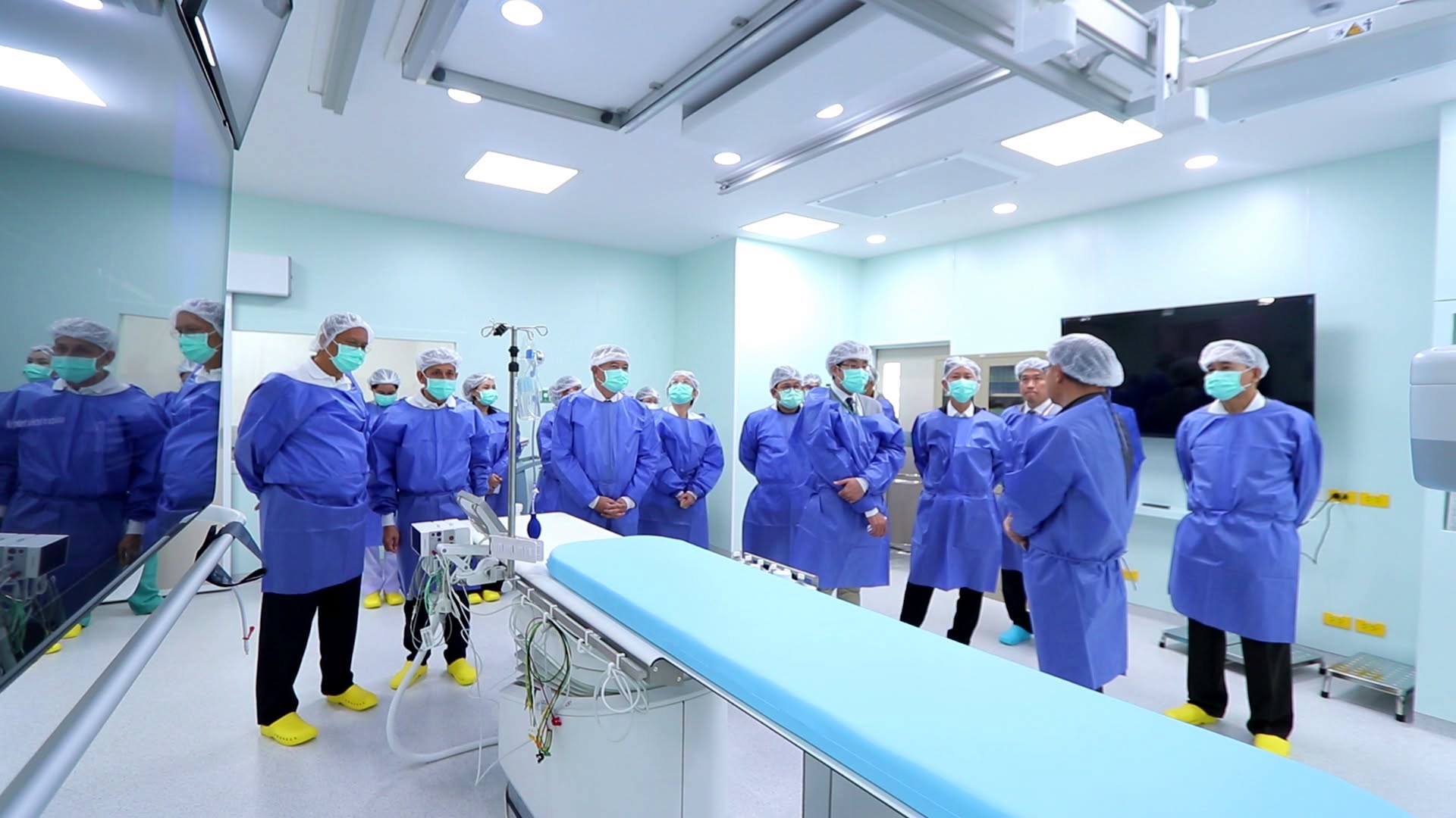 Wat Phra Dhammakaya donates 40 million baht to Thammasat Advanced Medical Center