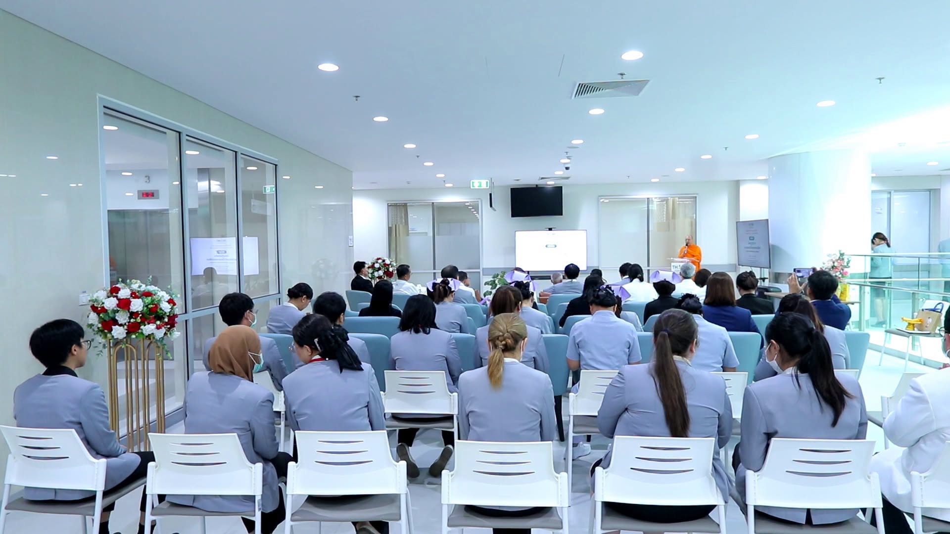 Wat Phra Dhammakaya donates 40 million baht to Thammasat Advanced Medical Center