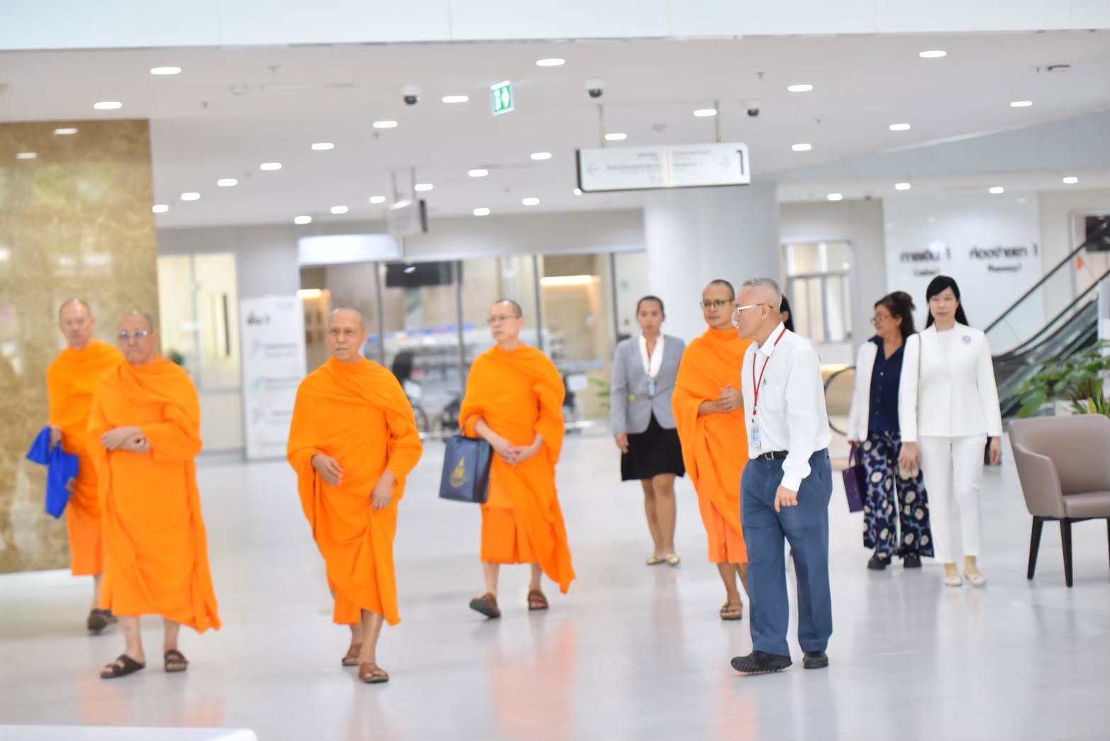 Wat Phra Dhammakaya donates 40 million baht to Thammasat Advanced Medical Center