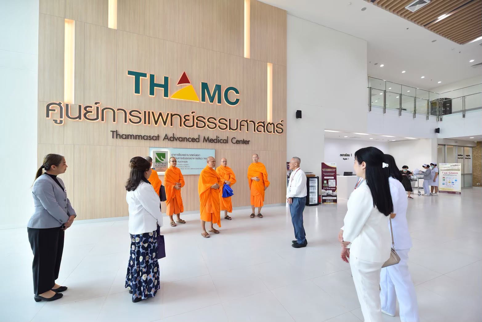 Wat Phra Dhammakaya donates 40 million baht to Thammasat Advanced Medical Center