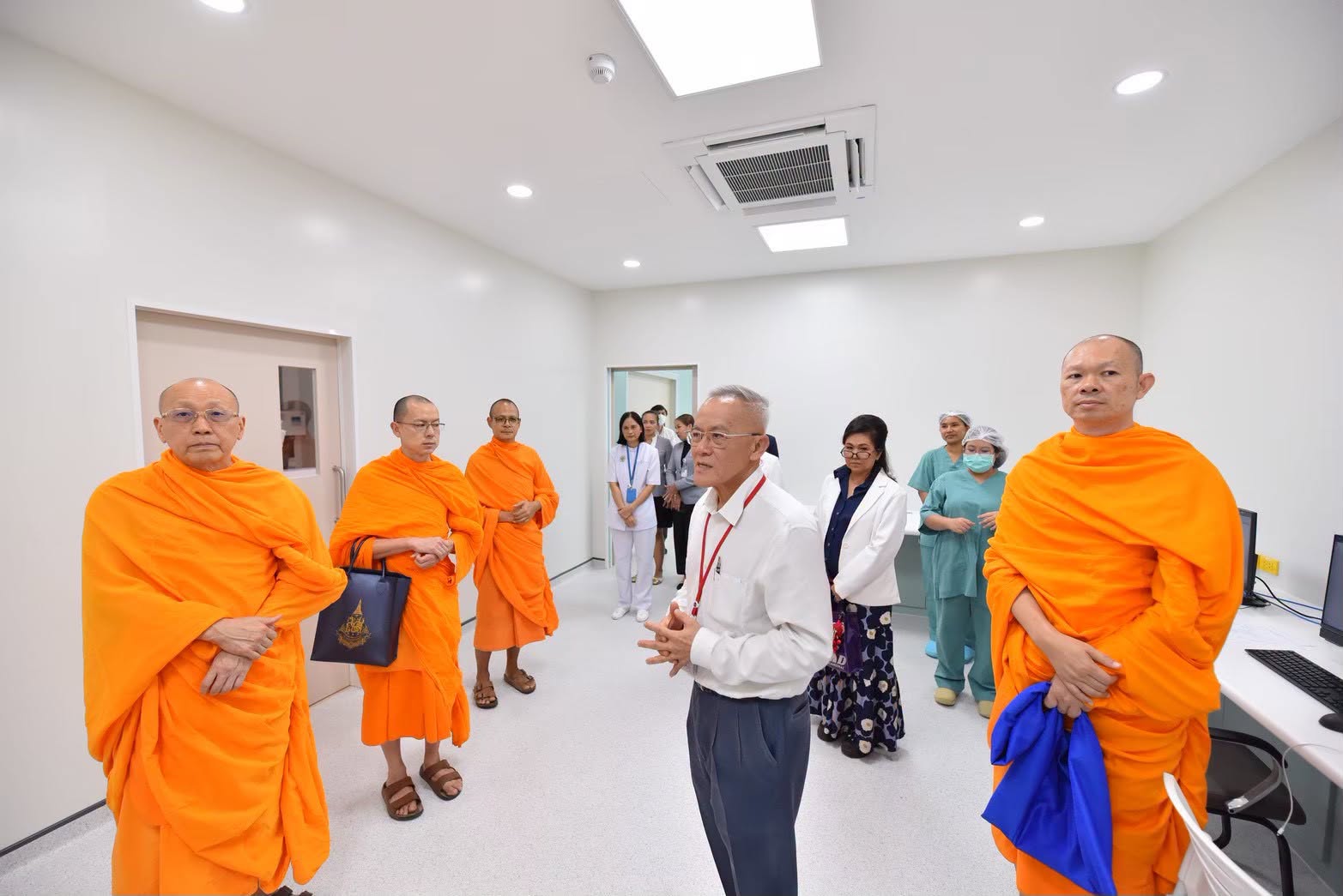 Wat Phra Dhammakaya donates 40 million baht to Thammasat Advanced Medical Center