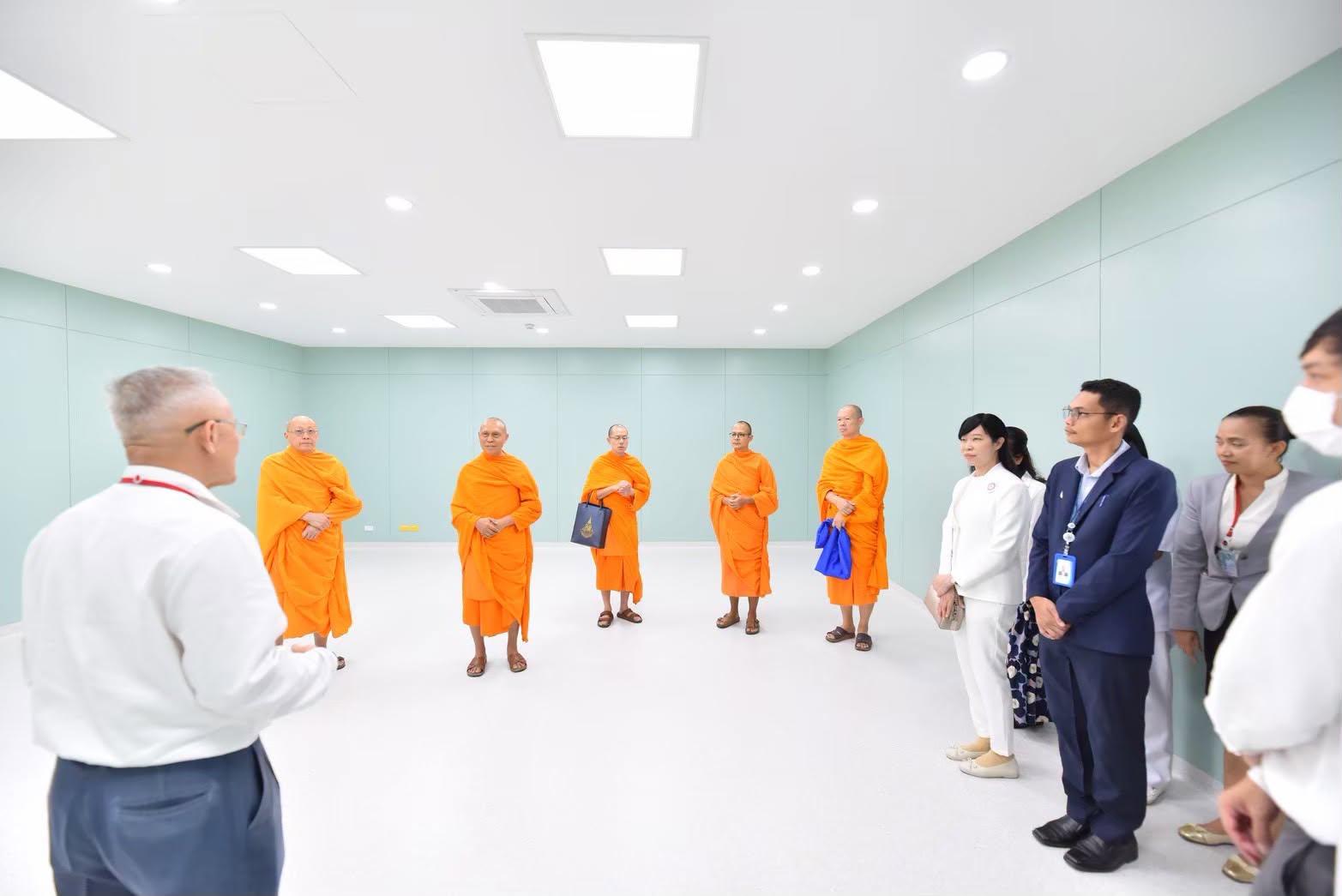 Wat Phra Dhammakaya donates 40 million baht to Thammasat Advanced Medical Center