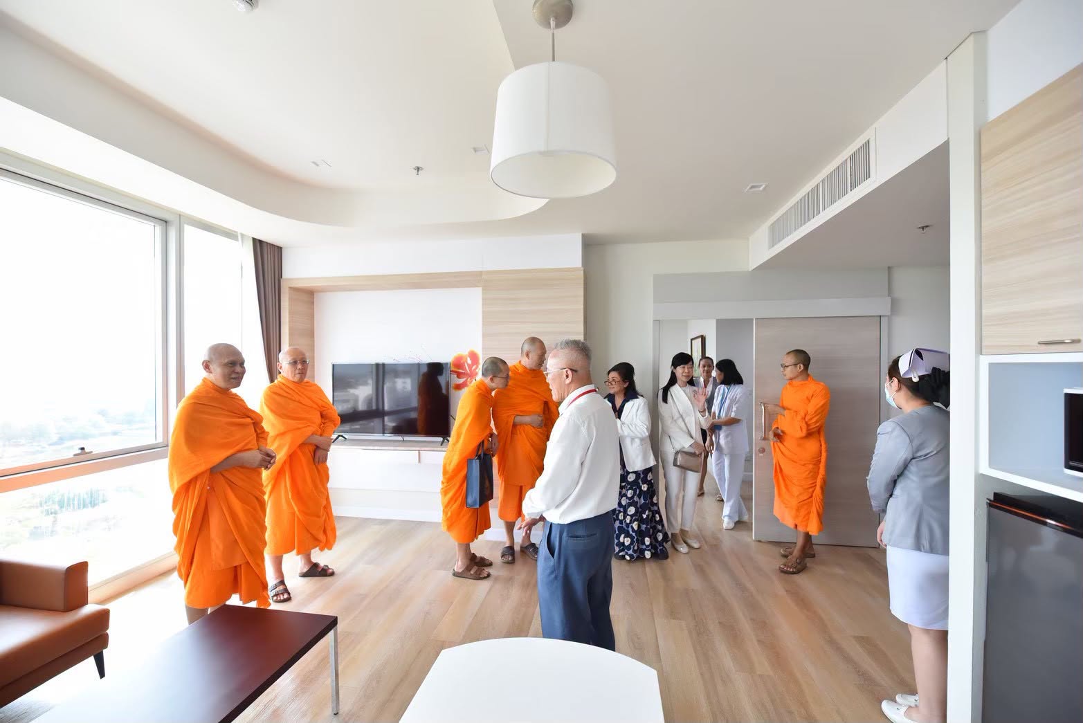 Wat Phra Dhammakaya donates 40 million baht to Thammasat Advanced Medical Center