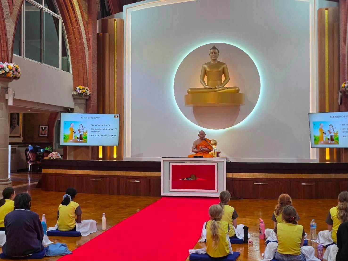 วัดพระธรรมกายลอนดอน จัดกิจกรรมปฏิบัติธรรมสำหรับชาวท้องถิ่นเป็นประจำทุกสัปดาห์