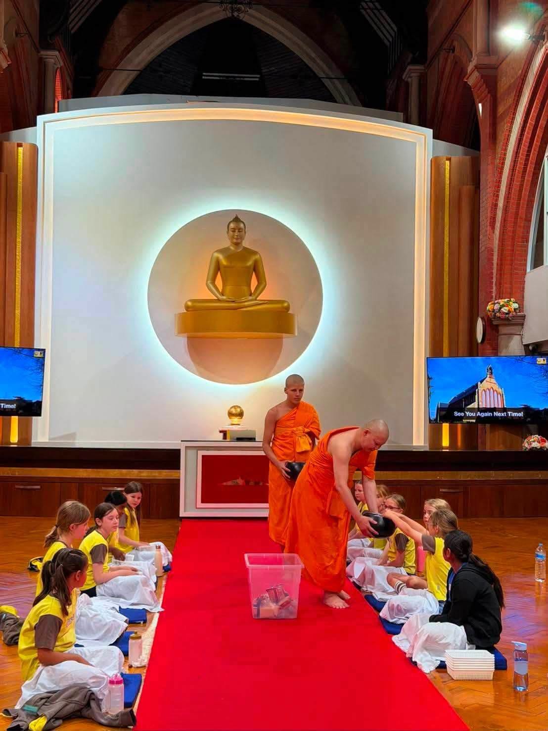วัดพระธรรมกายลอนดอน จัดกิจกรรมปฏิบัติธรรมสำหรับชาวท้องถิ่นเป็นประจำทุกสัปดาห์