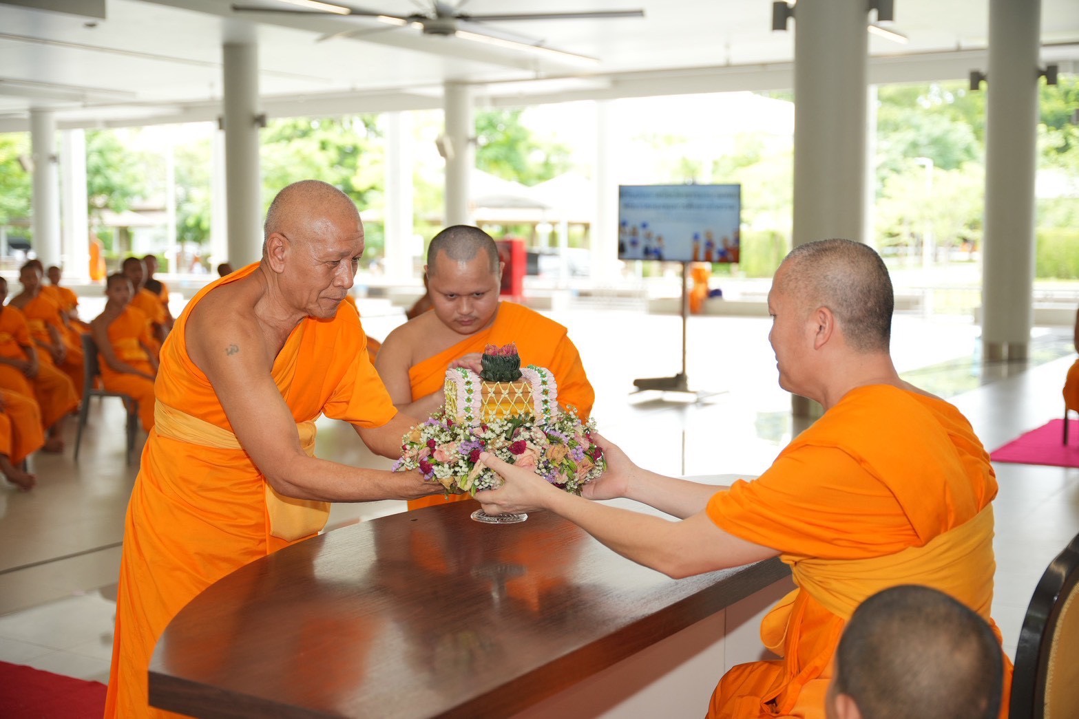 พิธีมอบประกาศนียบัตรแก่พระภิกษุ-สามเณรผู้สอบได้นักธรรมชั้นเอก และผู้สอบผ่านธรรมศึกษา ตรี โท เอก
