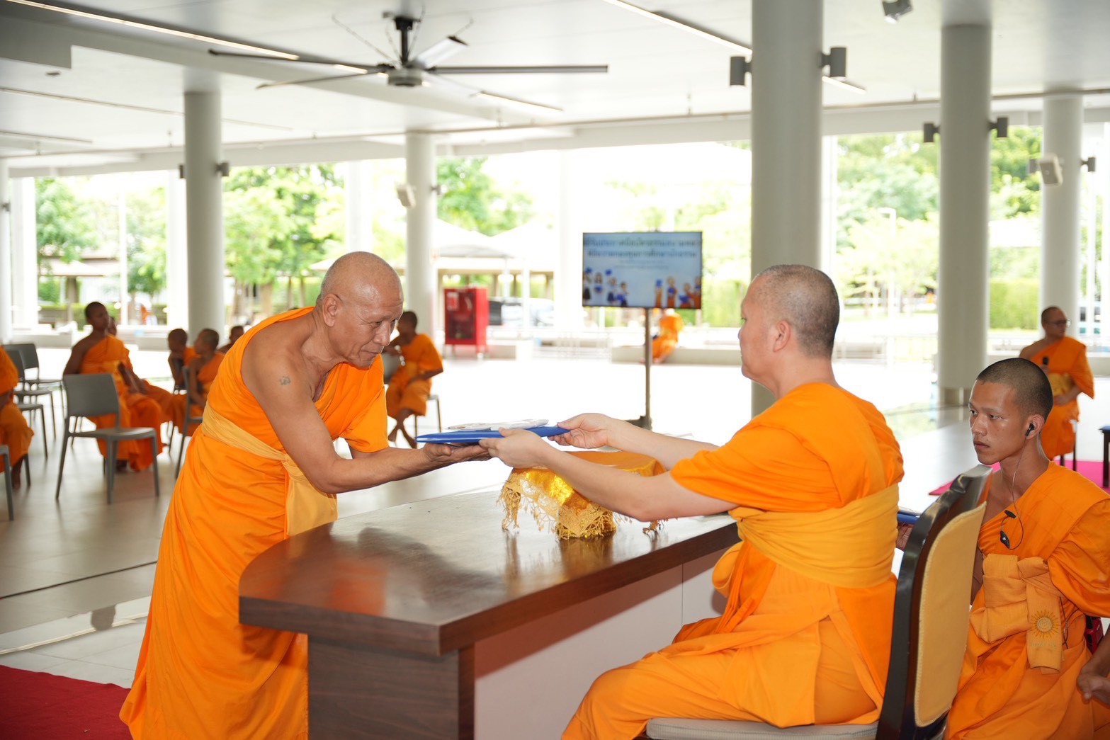 พิธีมอบประกาศนียบัตรแก่พระภิกษุ-สามเณรผู้สอบได้นักธรรมชั้นเอก และผู้สอบผ่านธรรมศึกษา ตรี โท เอก