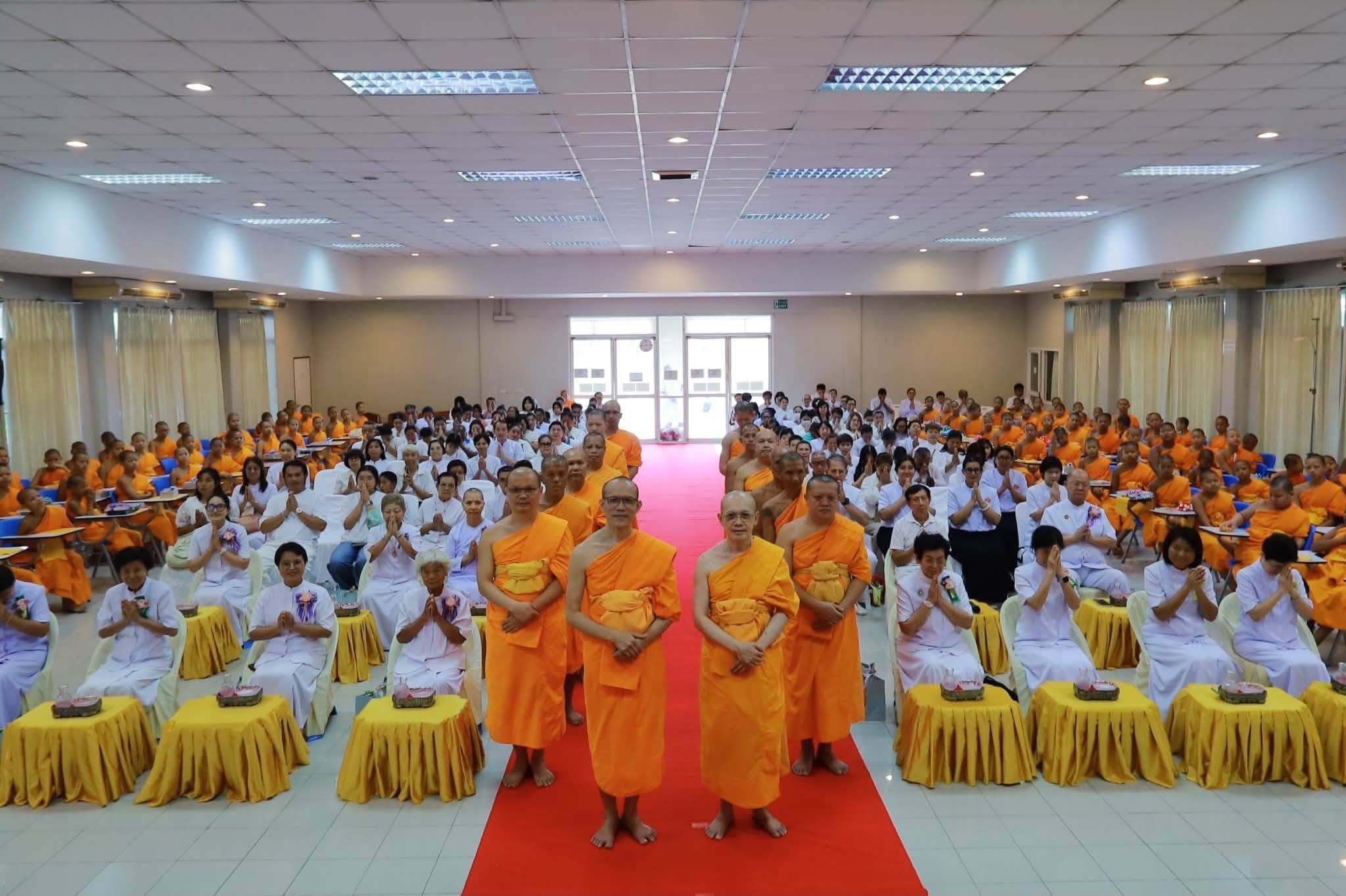 โรงเรียนพระปริยัติธรรม วัดพระธรรมกาย จัดพิธีถวายอุปกรณ์การศึกษา และปฐมนิเทศผู้ปกครองสามเณรใหม่