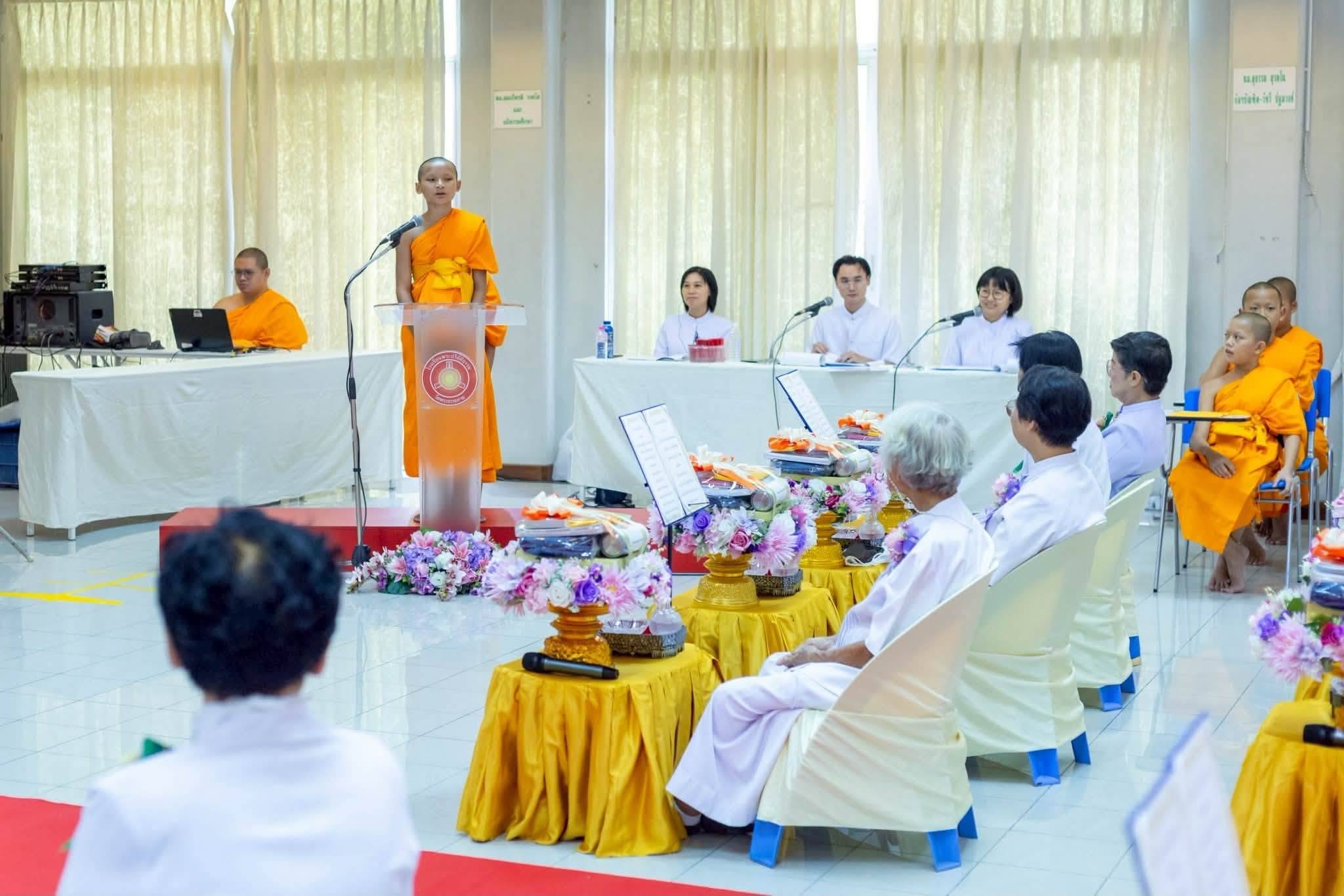 โรงเรียนพระปริยัติธรรม วัดพระธรรมกาย จัดพิธีถวายอุปกรณ์การศึกษา และปฐมนิเทศผู้ปกครองสามเณรใหม่