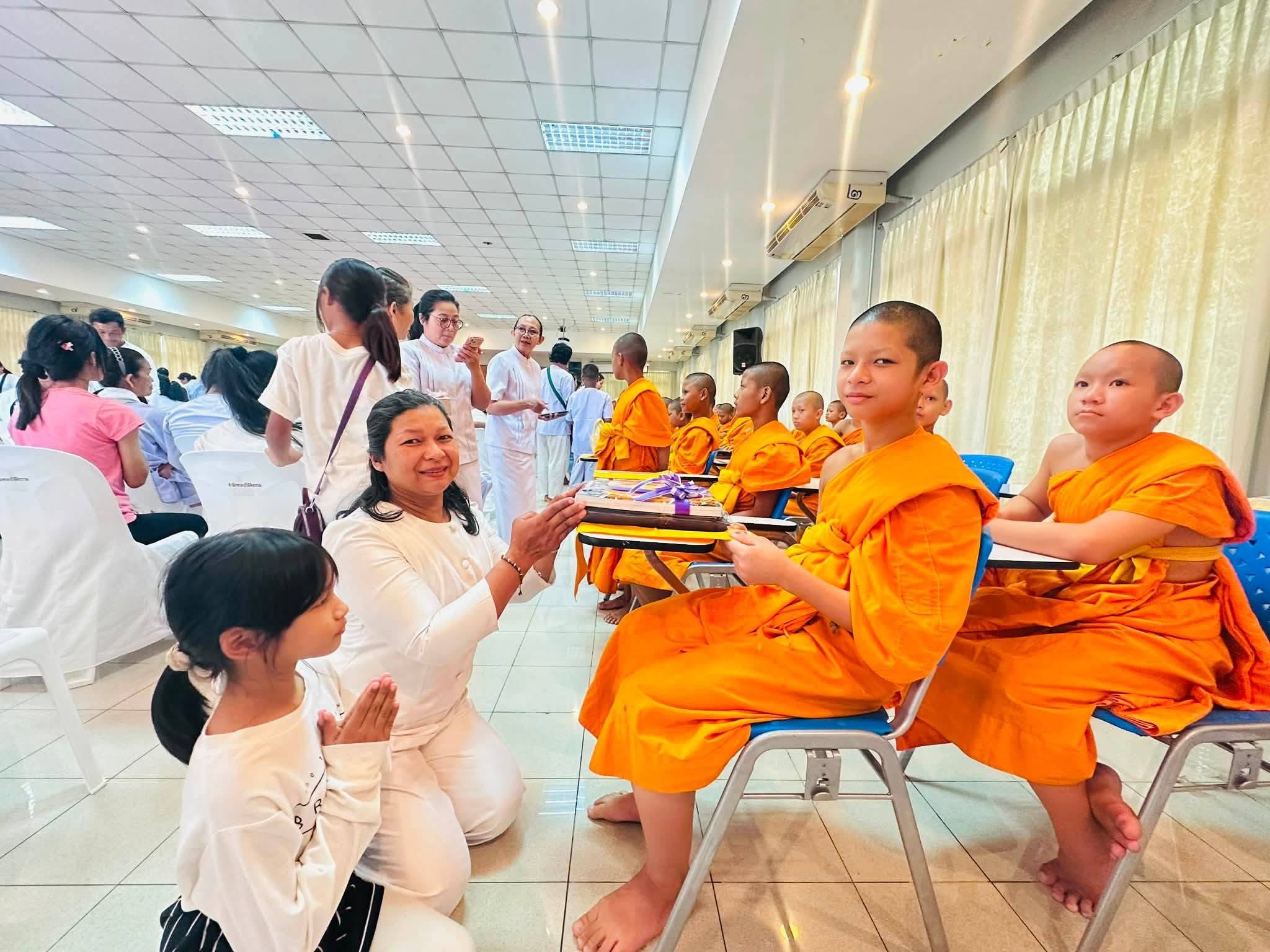 โรงเรียนพระปริยัติธรรม วัดพระธรรมกาย จัดพิธีถวายอุปกรณ์การศึกษา และปฐมนิเทศผู้ปกครองสามเณรใหม่