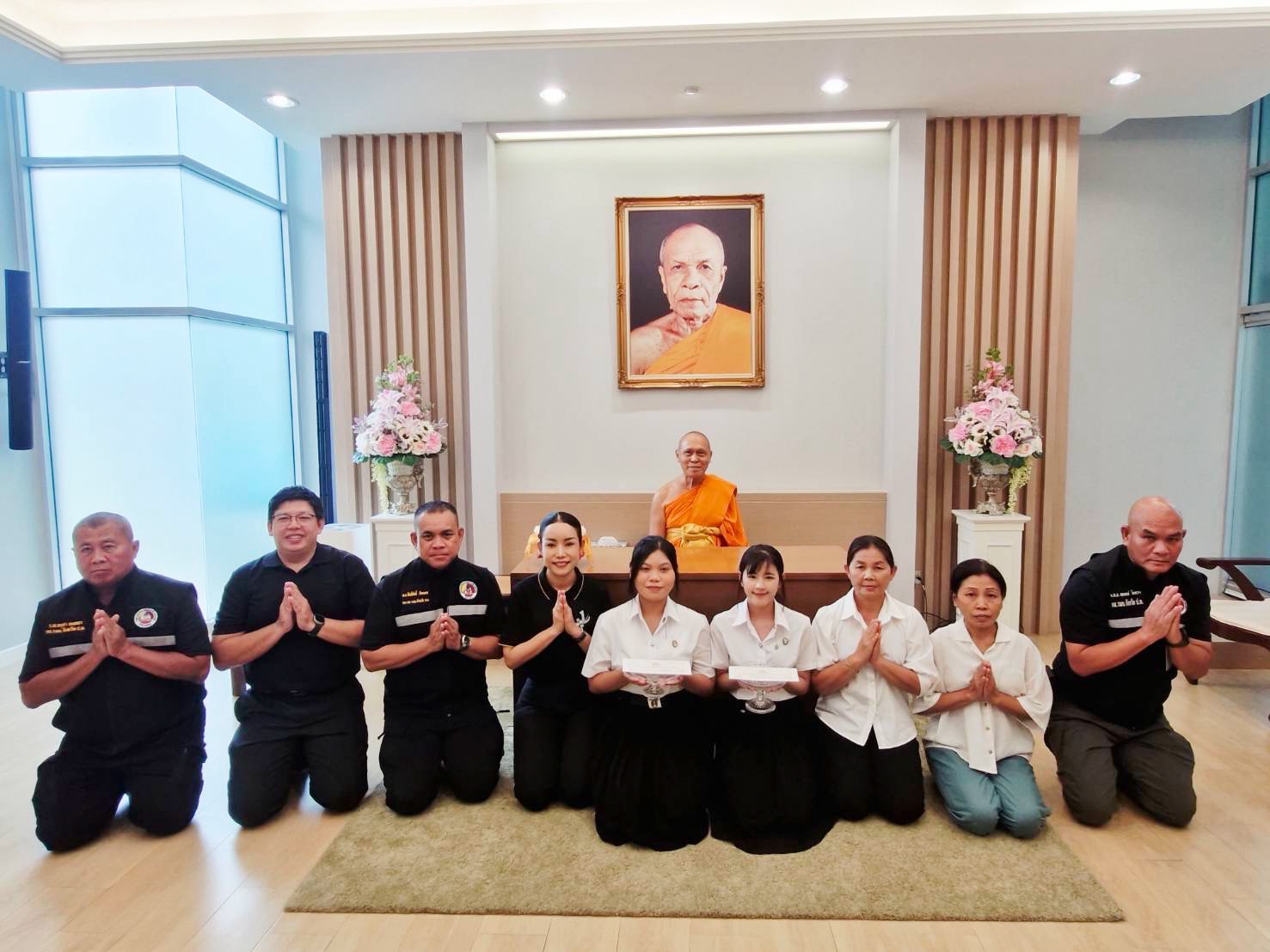 เจ้าอาวาสวัดพระธรรมกาย สมทบทุนการศึกษาแก่ กองอำนวยการรักษาความมั่นคงภายในจังหวัดปทุมธานี ร่วมสร้างโอกาสทางการศึกษาแก่เยาวชน