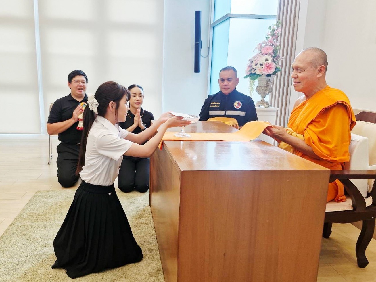 เจ้าอาวาสวัดพระธรรมกาย สมทบทุนการศึกษาแก่ กองอำนวยการรักษาความมั่นคงภายในจังหวัดปทุมธานี ร่วมสร้างโอกาสทางการศึกษาแก่เยาวชน