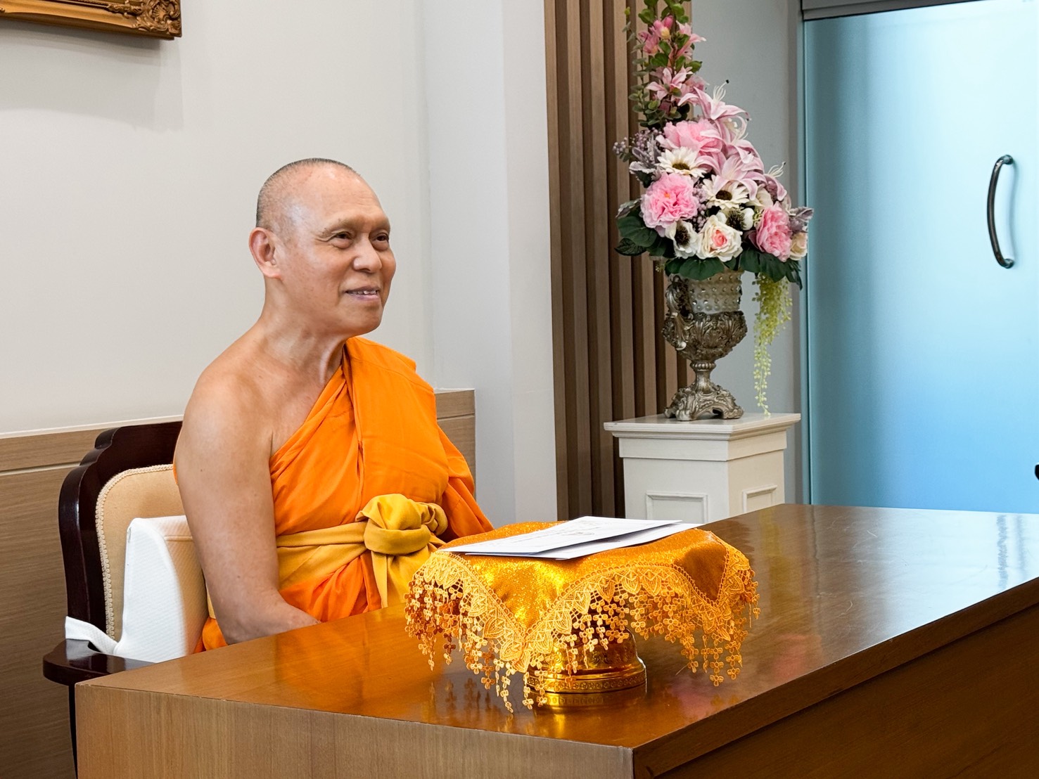 เจ้าอาวาสวัดพระธรรมกาย สมทบทุนการศึกษาแก่ กองอำนวยการรักษาความมั่นคงภายในจังหวัดปทุมธานี ร่วมสร้างโอกาสทางการศึกษาแก่เยาวชน
