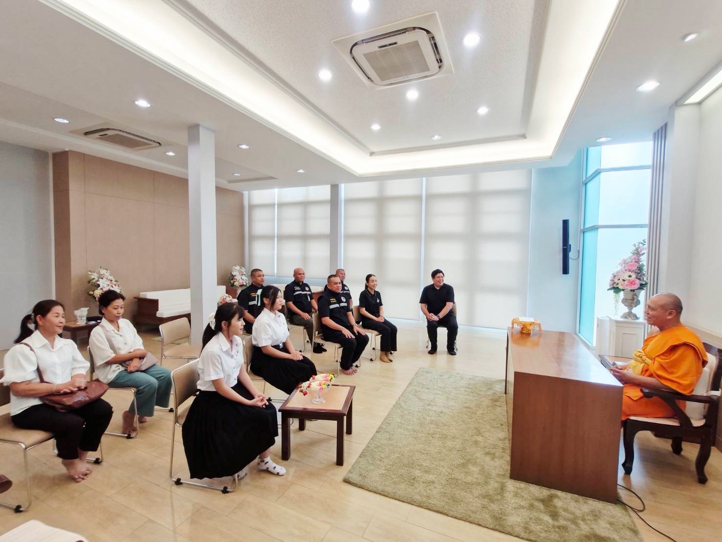 เจ้าอาวาสวัดพระธรรมกาย สมทบทุนการศึกษาแก่ กองอำนวยการรักษาความมั่นคงภายในจังหวัดปทุมธานี ร่วมสร้างโอกาสทางการศึกษาแก่เยาวชน