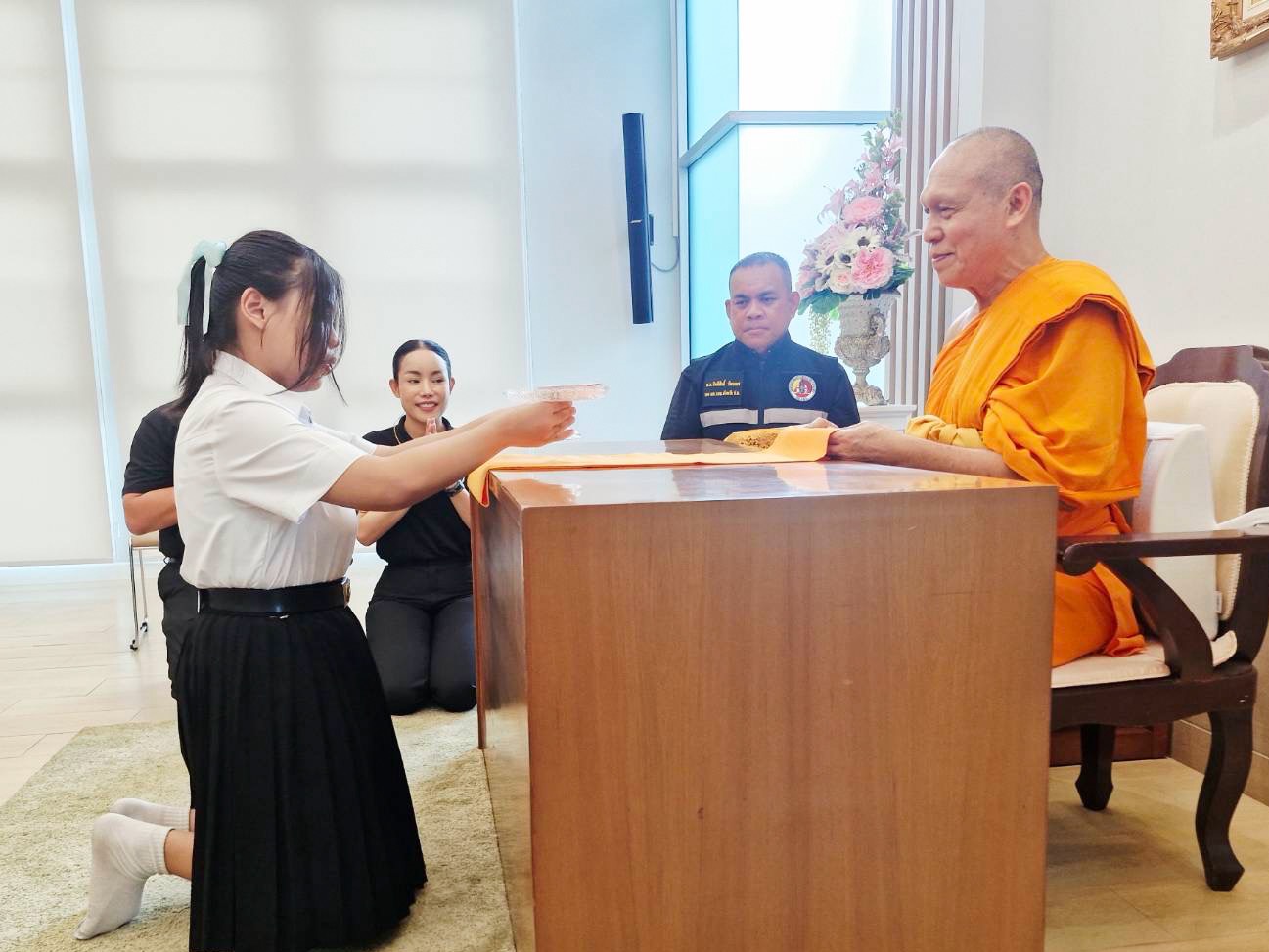 เจ้าอาวาสวัดพระธรรมกาย สมทบทุนการศึกษาแก่ กองอำนวยการรักษาความมั่นคงภายในจังหวัดปทุมธานี ร่วมสร้างโอกาสทางการศึกษาแก่เยาวชน