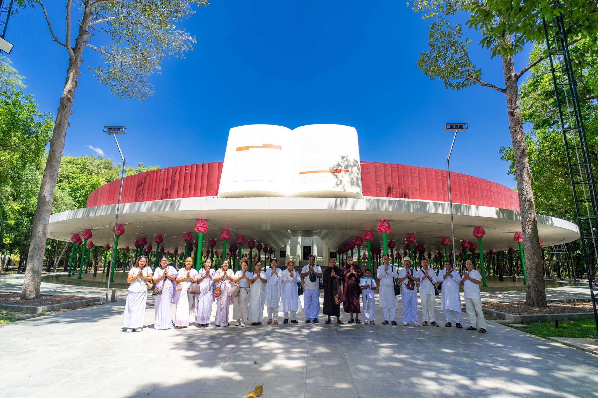 ชาวบังกลาเทศ เดินทางมาเยี่ยมวัดพระธรรมกาย จังหวัดปทุมธานี