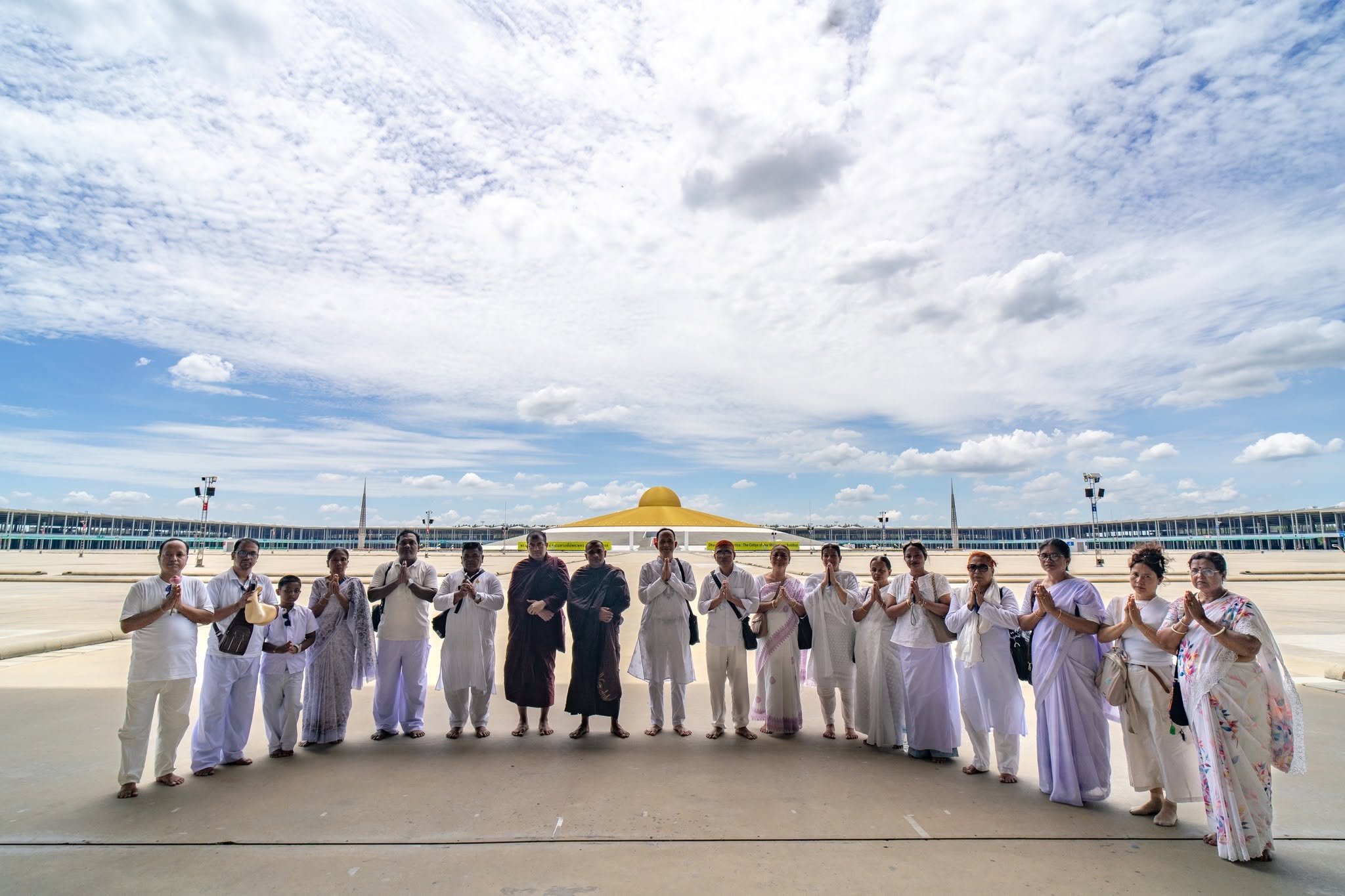 ชาวบังกลาเทศ เดินทางมาเยี่ยมวัดพระธรรมกาย จังหวัดปทุมธานี