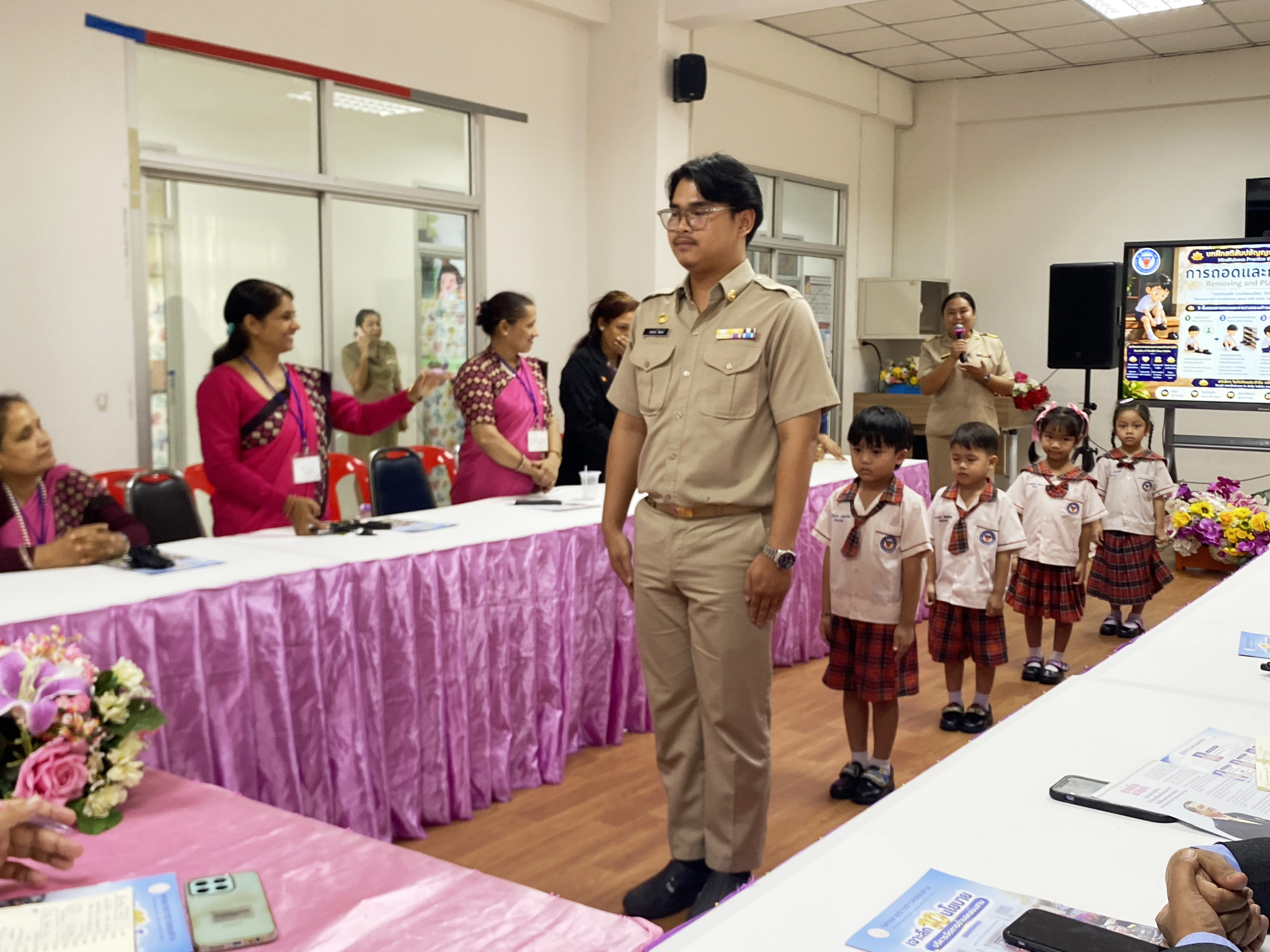 องค์การบริหารส่วนตำบลคลองสาม ต้อนรับคณะผู้บริหารและครูเนปาล มาศึกษาดูงานแลกเปลี่ยนนวัตกรรมการศึกษาไทย