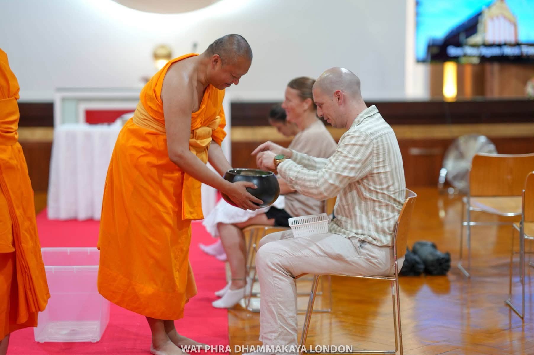 นักเรียนโรงเรียน Halow มาเรียนรู้พระพุทธศาสนาและฝึกสมาธิ ณ วัดพระธรรมกายลอนดอน