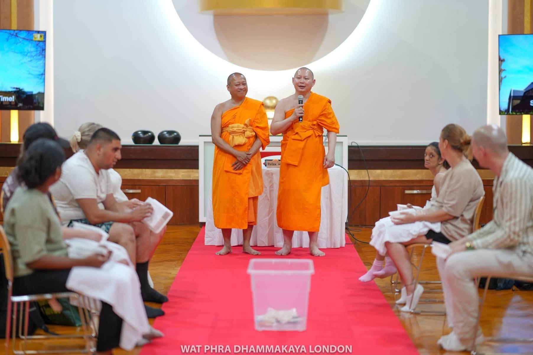 นักเรียนโรงเรียน Halow มาเรียนรู้พระพุทธศาสนาและฝึกสมาธิ ณ วัดพระธรรมกายลอนดอน