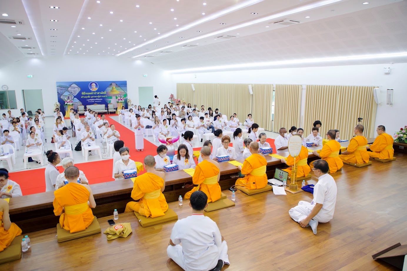 ศูนย์ปฏิบัติธรรมน้ำใสใจสว่าง จัดพิธีทอดผ้าป่าสถาปนาอาคารโรงครัวและหอฉันคุณยายอาจารย์ฯ