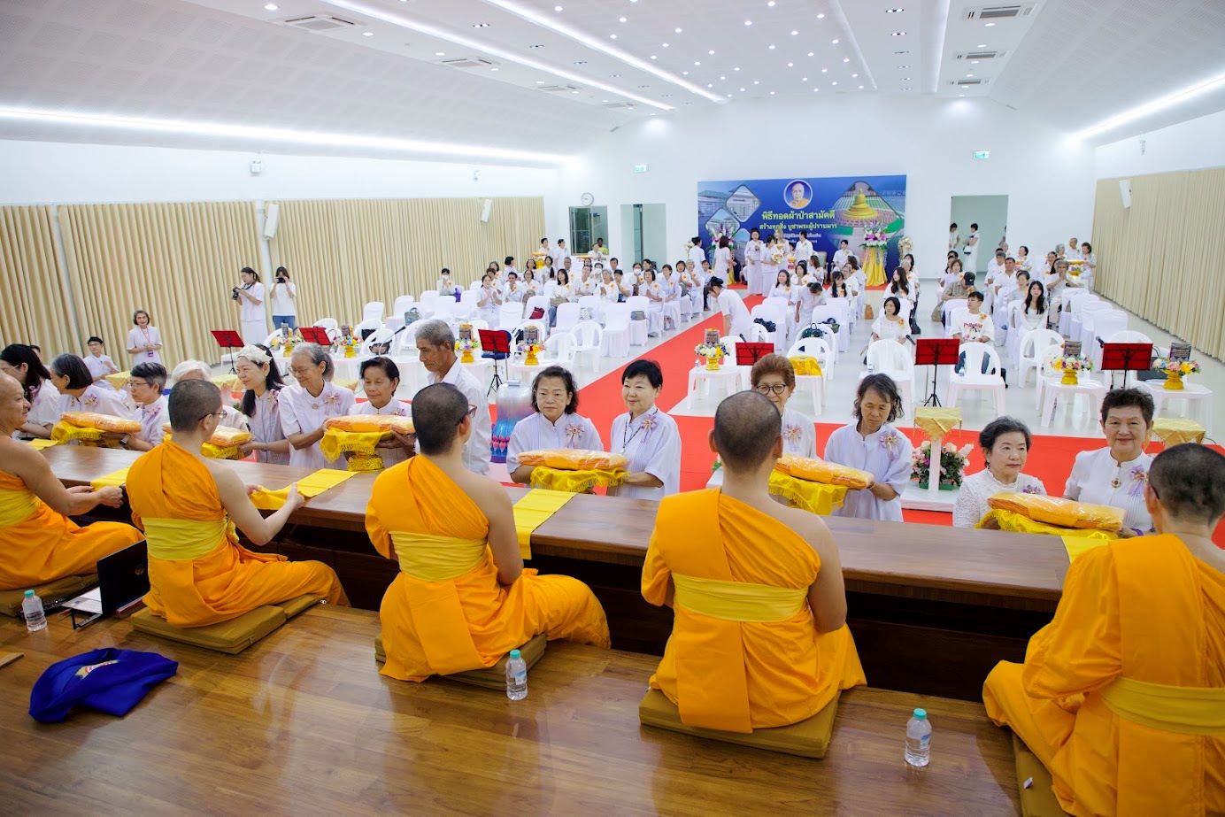 ศูนย์ปฏิบัติธรรมน้ำใสใจสว่าง จัดพิธีทอดผ้าป่าสถาปนาอาคารโรงครัวและหอฉันคุณยายอาจารย์ฯ