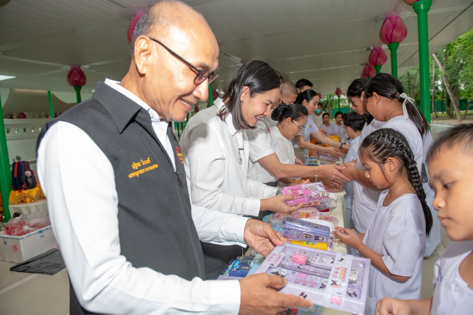 นายอำเภอคลองหลวง นำเยาวชนถวายเทียนพรรษา ณ วัดพระธรรมกาย