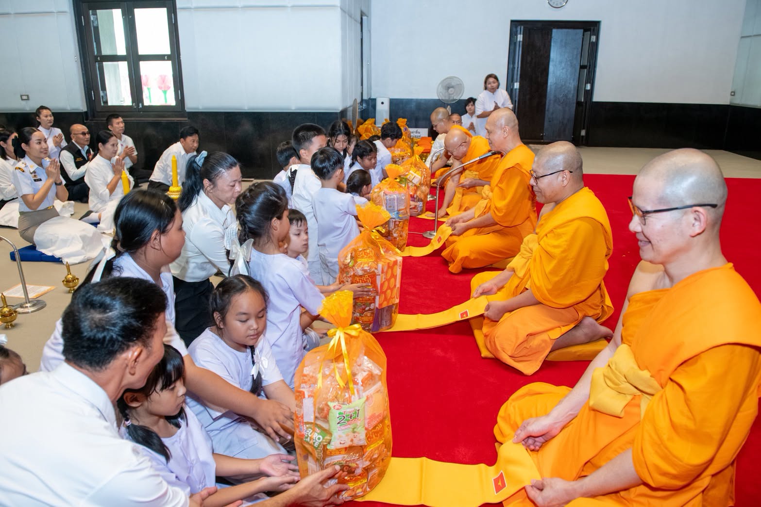 นายอำเภอคลองหลวง นำเยาวชนถวายเทียนพรรษา ณ วัดพระธรรมกาย