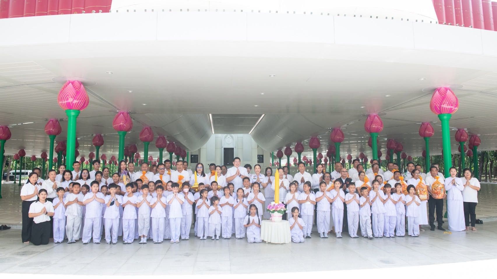 นายอำเภอคลองหลวง นำเยาวชนถวายเทียนพรรษา ณ วัดพระธรรมกาย