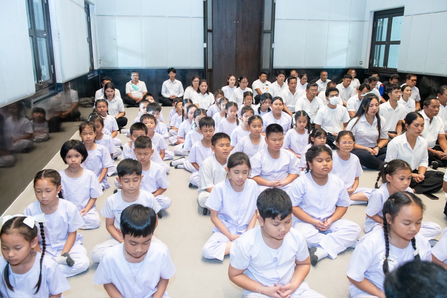 นายอำเภอคลองหลวง นำเยาวชนถวายเทียนพรรษา ณ วัดพระธรรมกาย