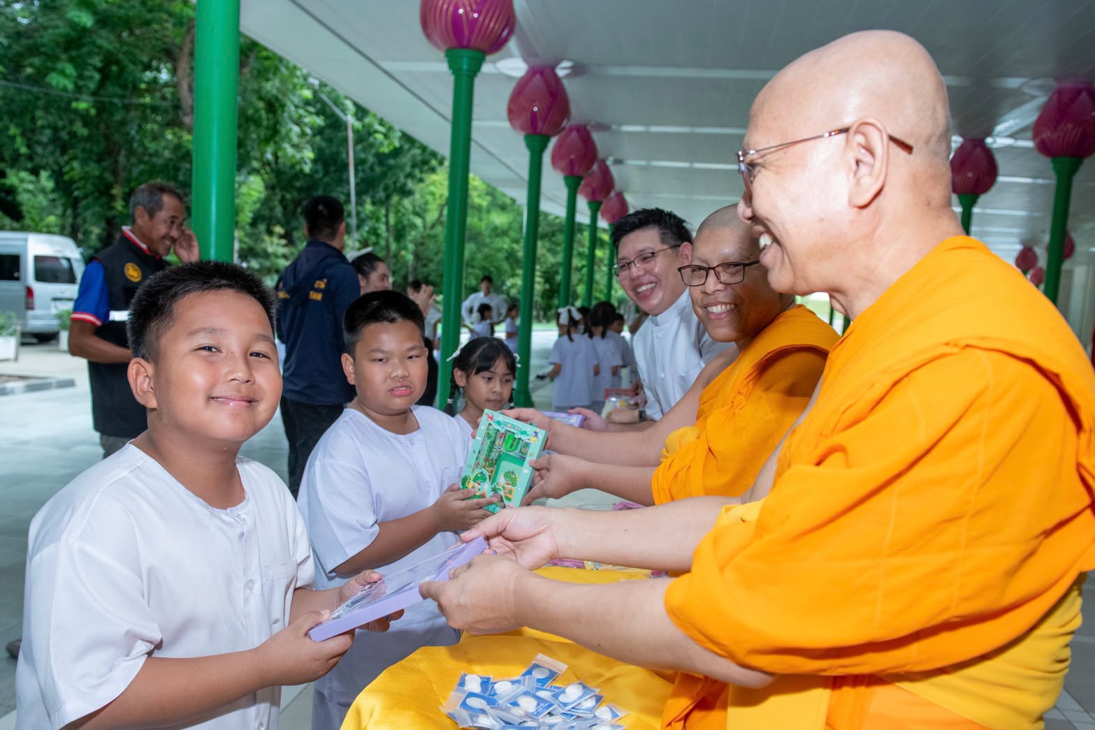 นายอำเภอคลองหลวง นำเยาวชนถวายเทียนพรรษา ณ วัดพระธรรมกาย