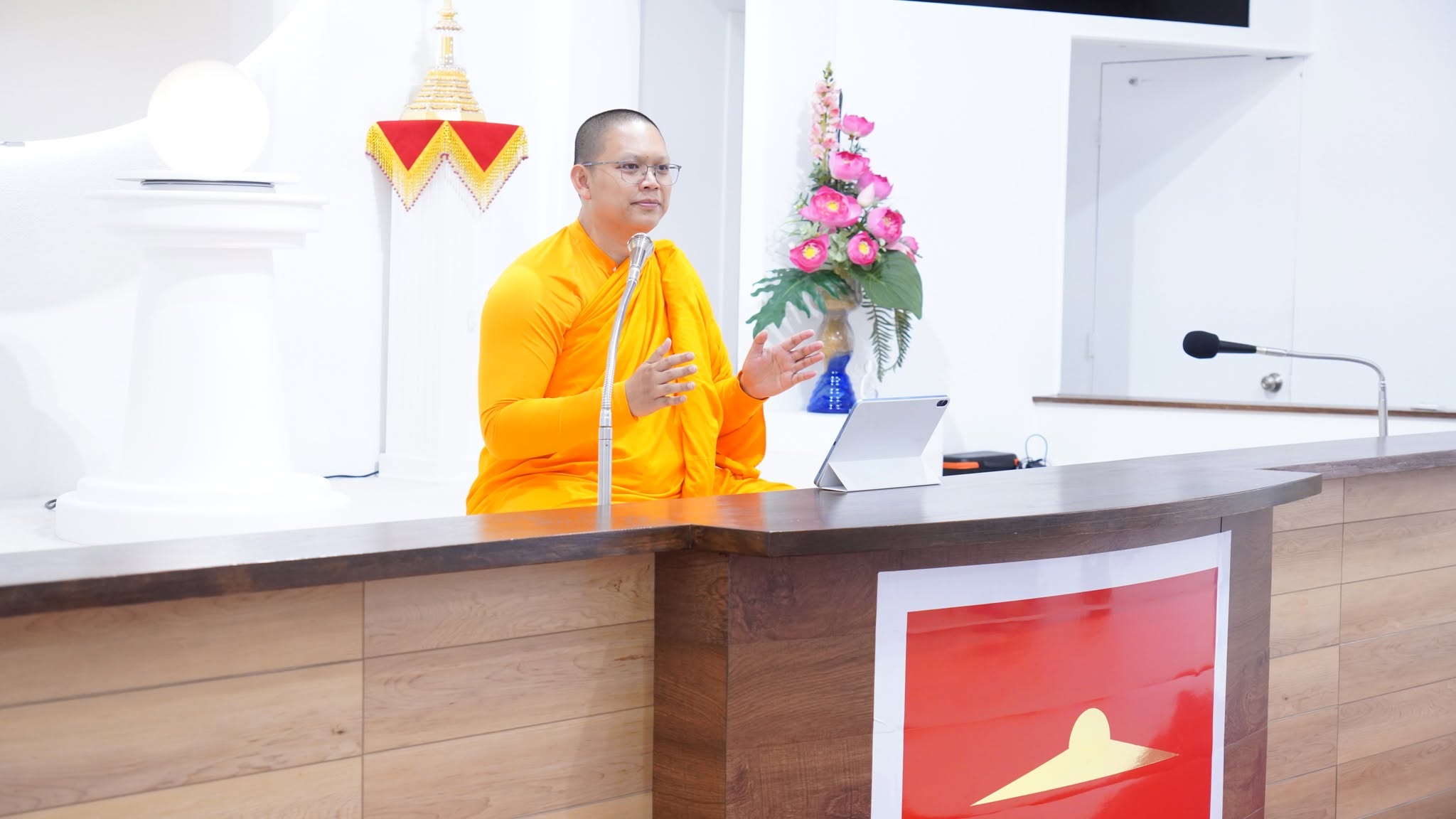 คลาสสมาธิชาวท้องถิ่น ณ วัดพระธรรมกายซีแอตเติล