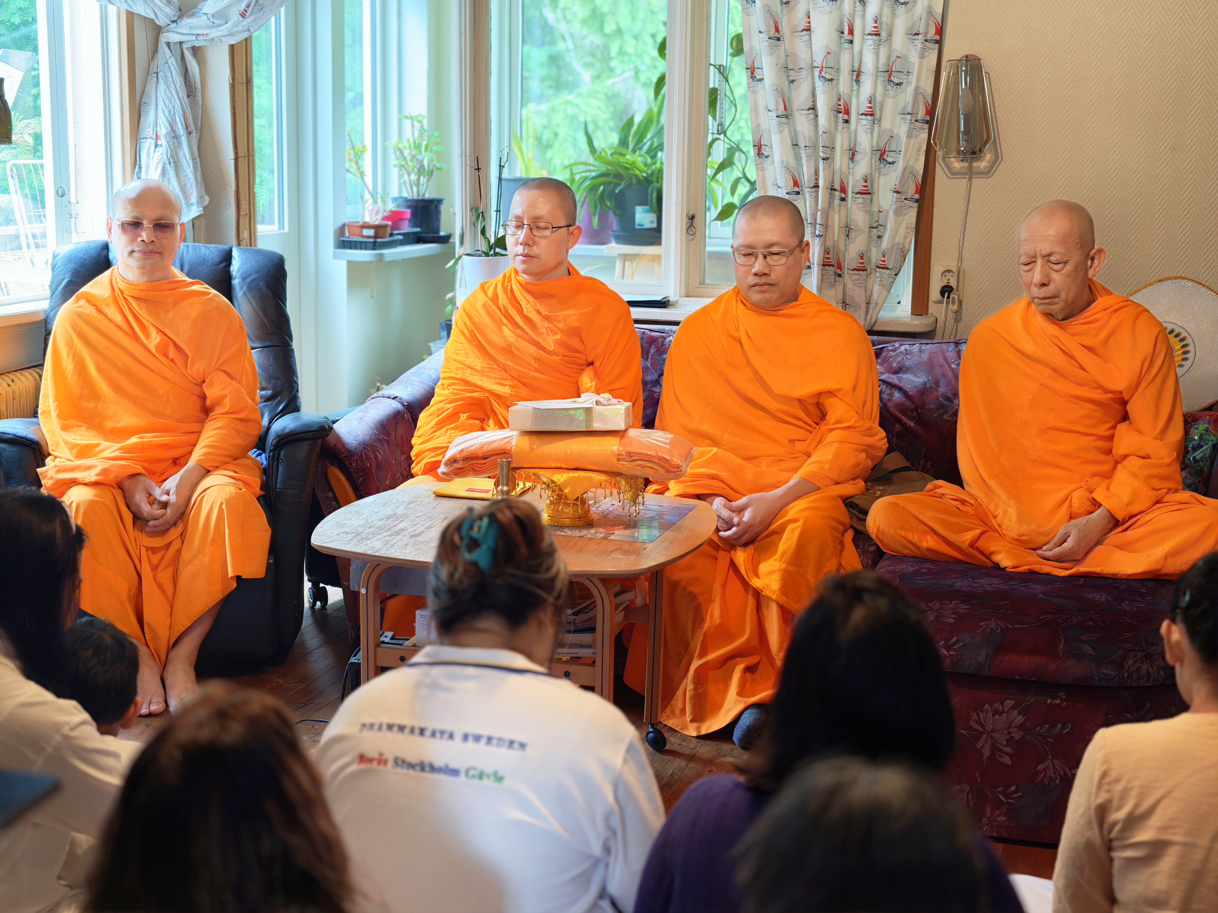 คณะสงฆ์วัดพระธรรมกายสตอกโฮล์ม จัดปฏิบัติธรรมบ้านกัลยาณมิตร