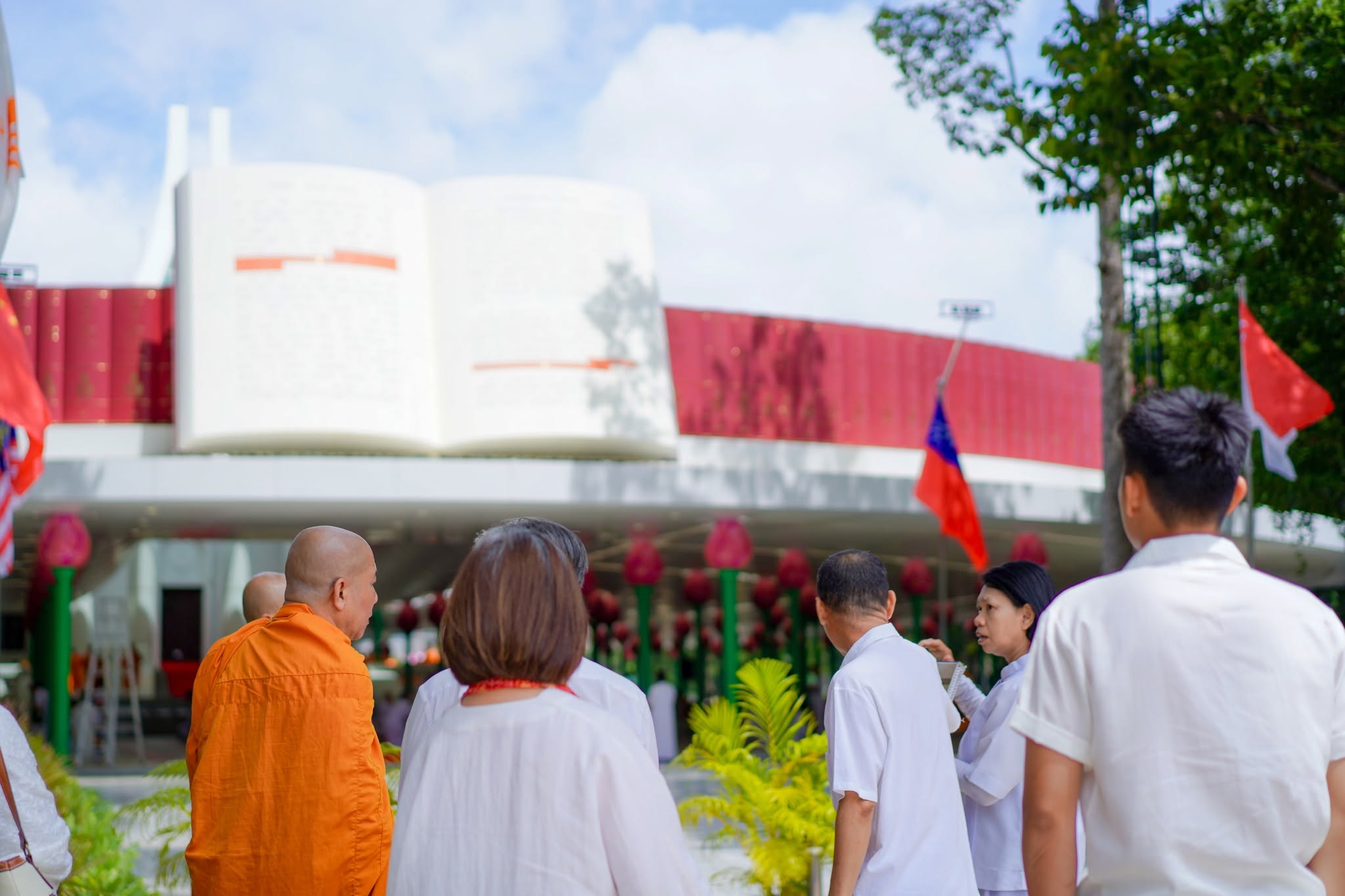 คณะผู้แสวงบุญชาวเวียดนาม เดินทางมาเยี่ยมชมวัดพระธรรมกาย