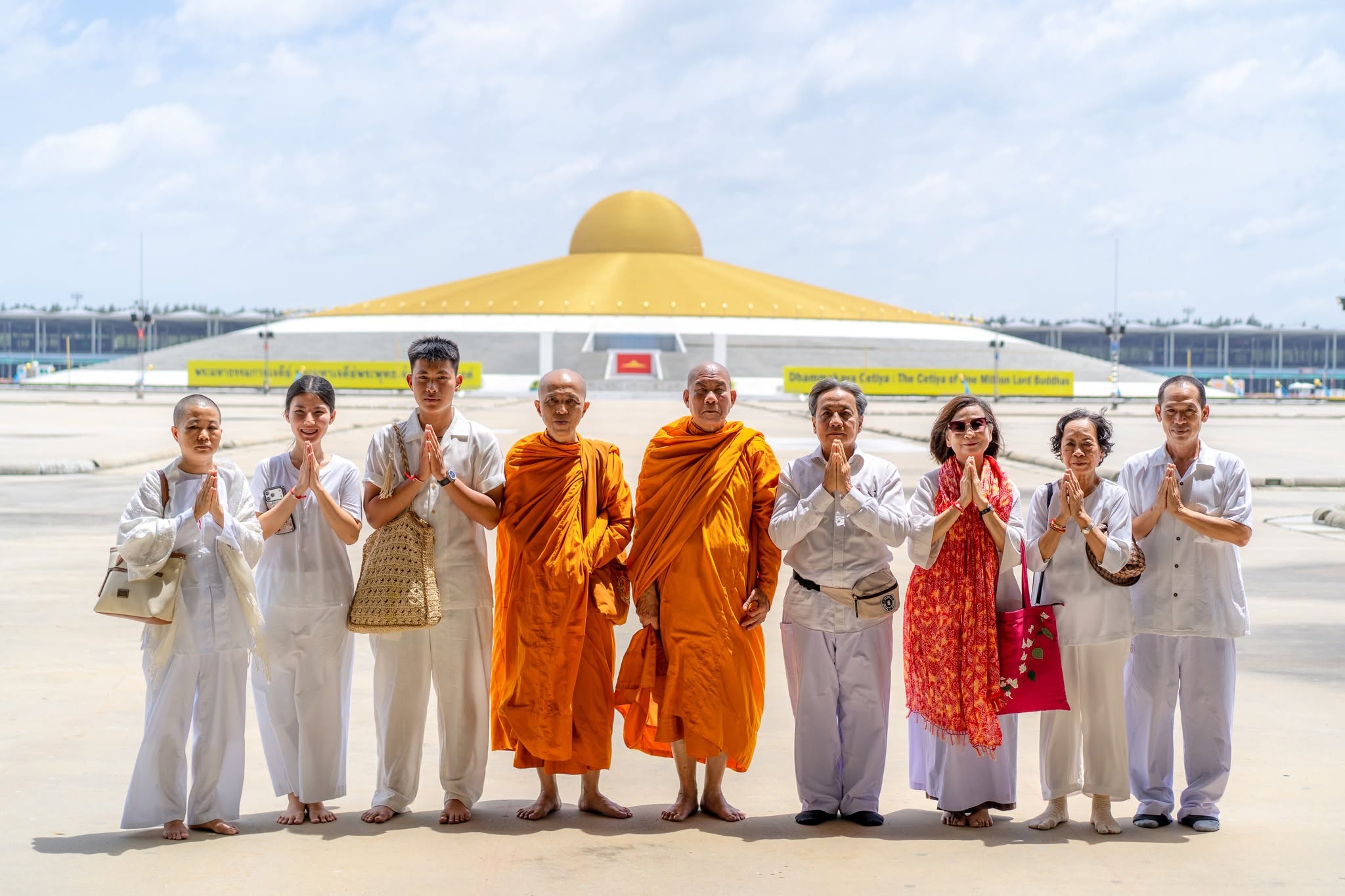 คณะผู้แสวงบุญชาวเวียดนาม เดินทางมาเยี่ยมชมวัดพระธรรมกาย