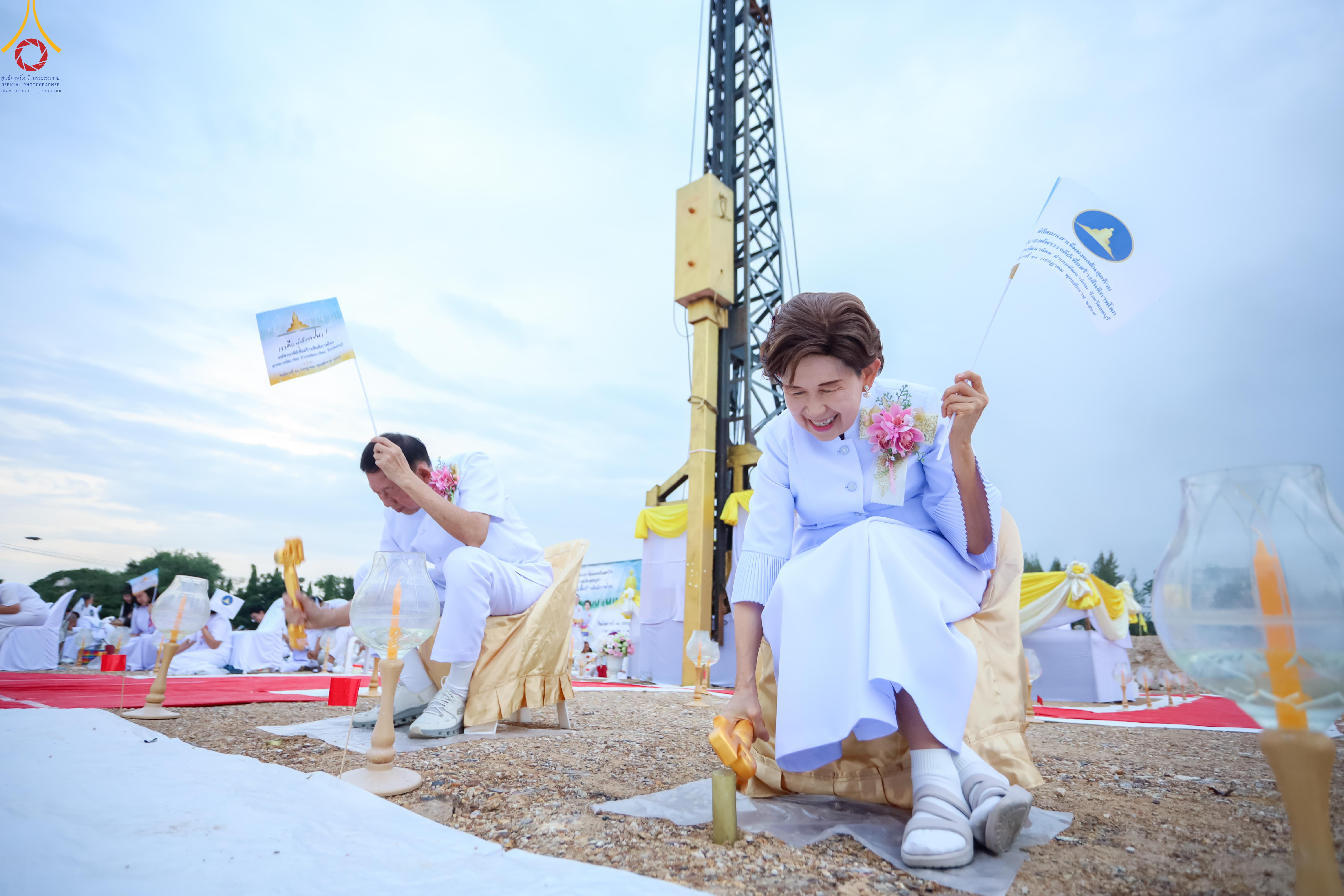 พิธีทอดผ้าป่าและพิธีตอกเสาเข็มต้นสุดท้าย สร้างองค์พระเจดีย์เพื่อสร้างสันติภาพโลก ณ ธุดงคสถานพัฒนานิคม