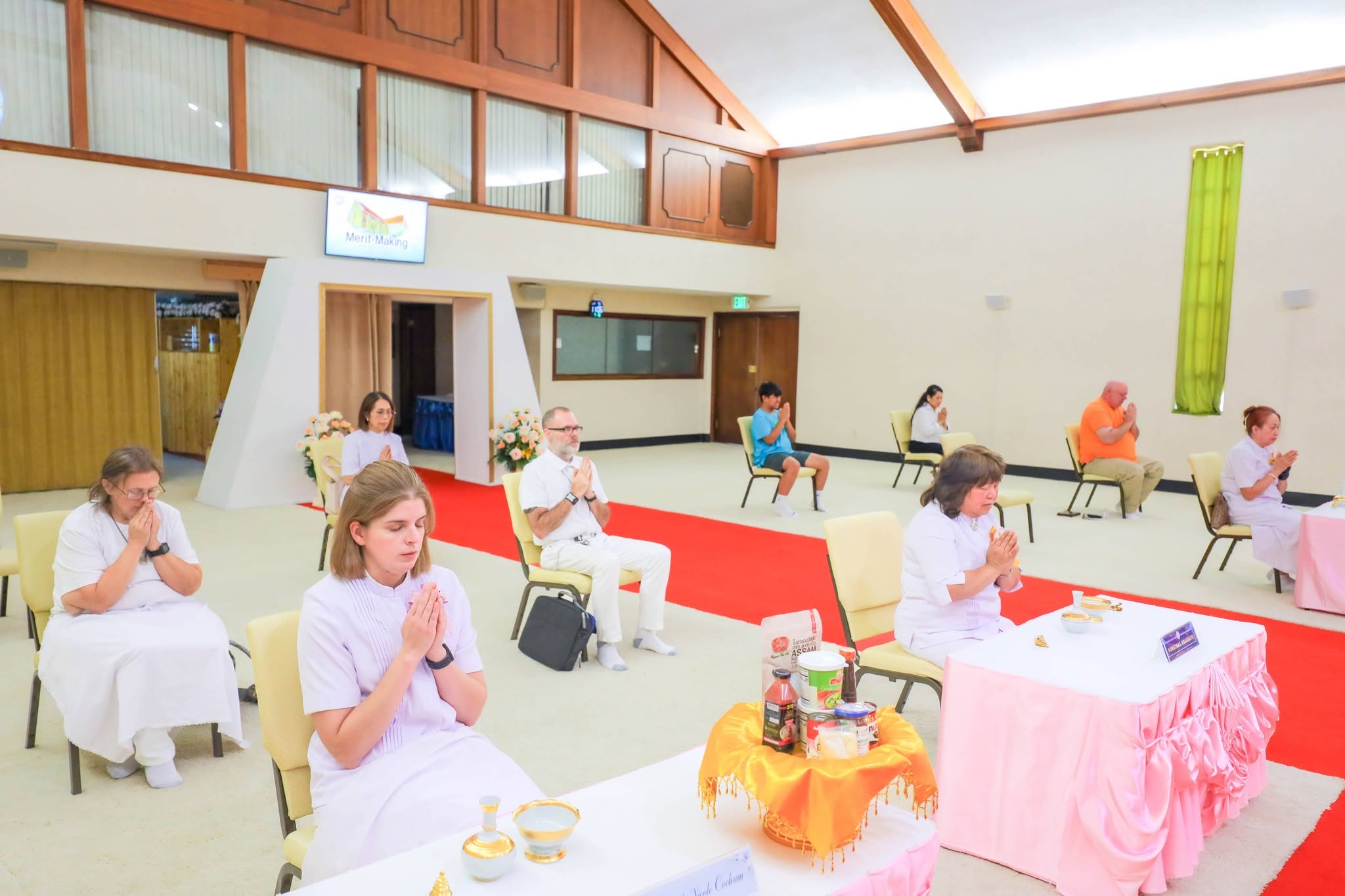 วัดพระธรรมกายแคนซัส จัดงานบุญวันอาทิตย์และถวายเทียนพรรษา