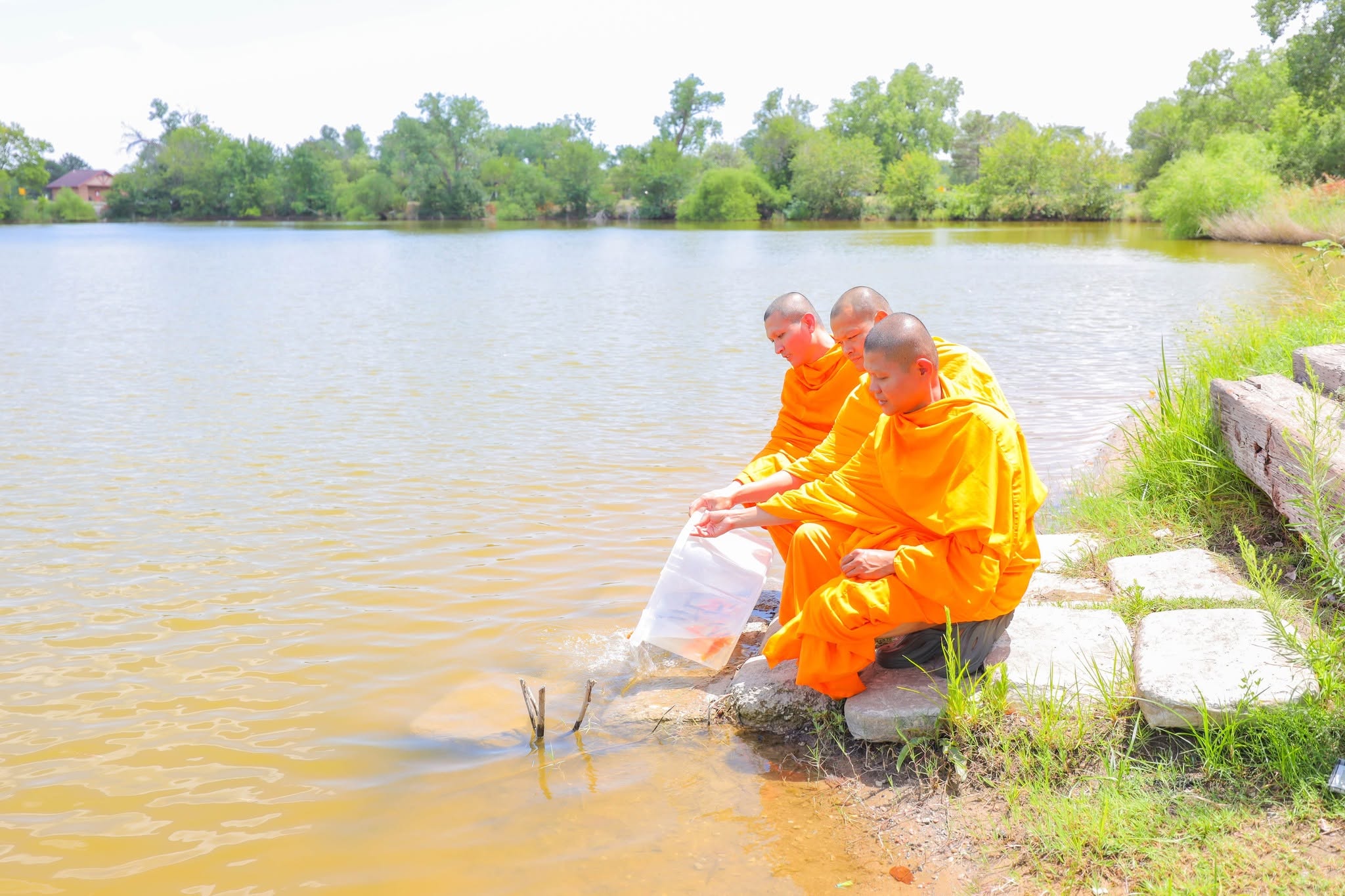 วัดพระธรรมกายแคนซัส จัดงานบุญวันอาทิตย์และถวายเทียนพรรษา