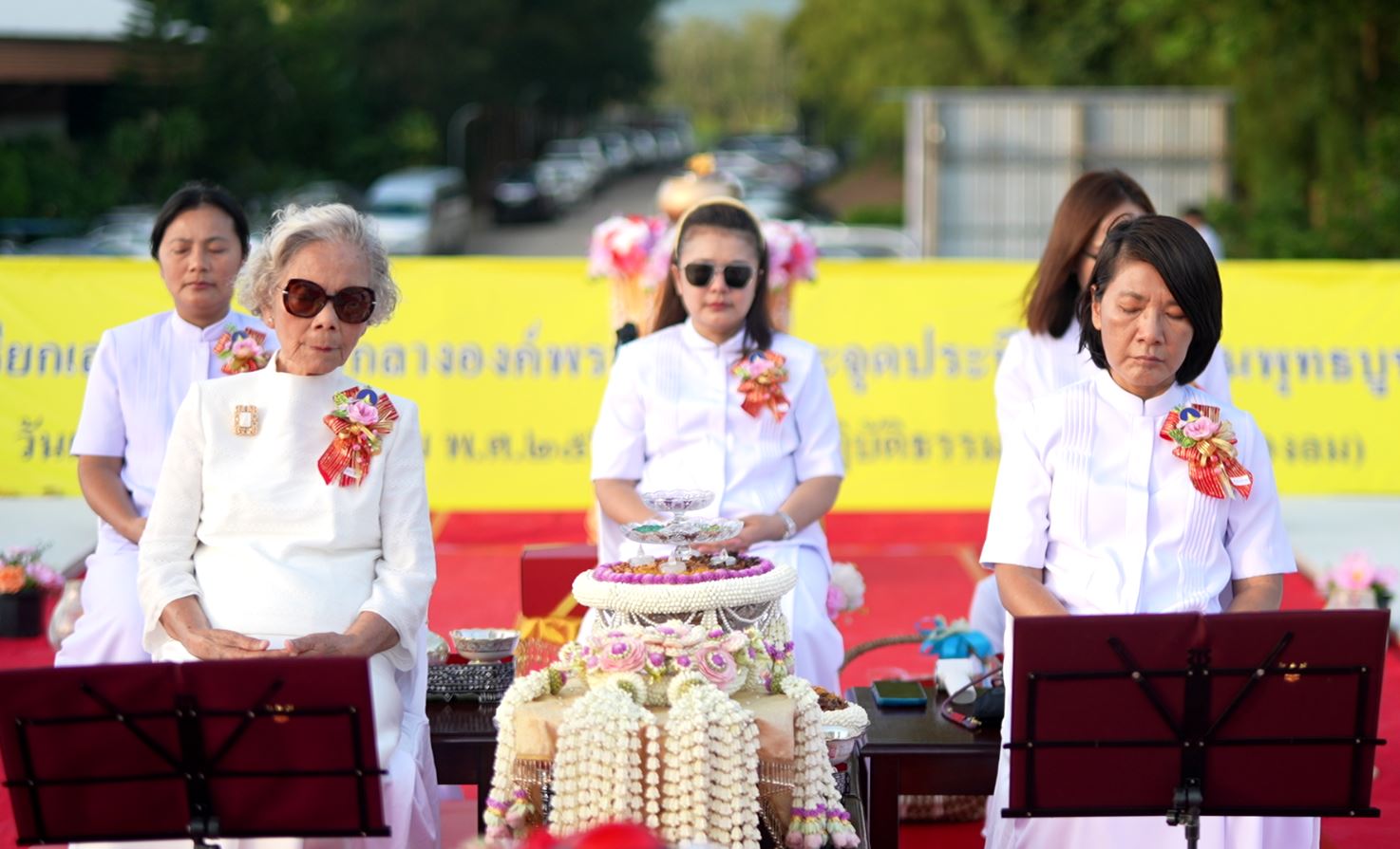 ศูนย์ปฏิบัติธรรมระยอง บ้านช่องลม จัดพิธียกเสามงคลค้ำยอดองค์พระเจดีย์ และจุดประทีปถวายเป็นพุทธบูชา