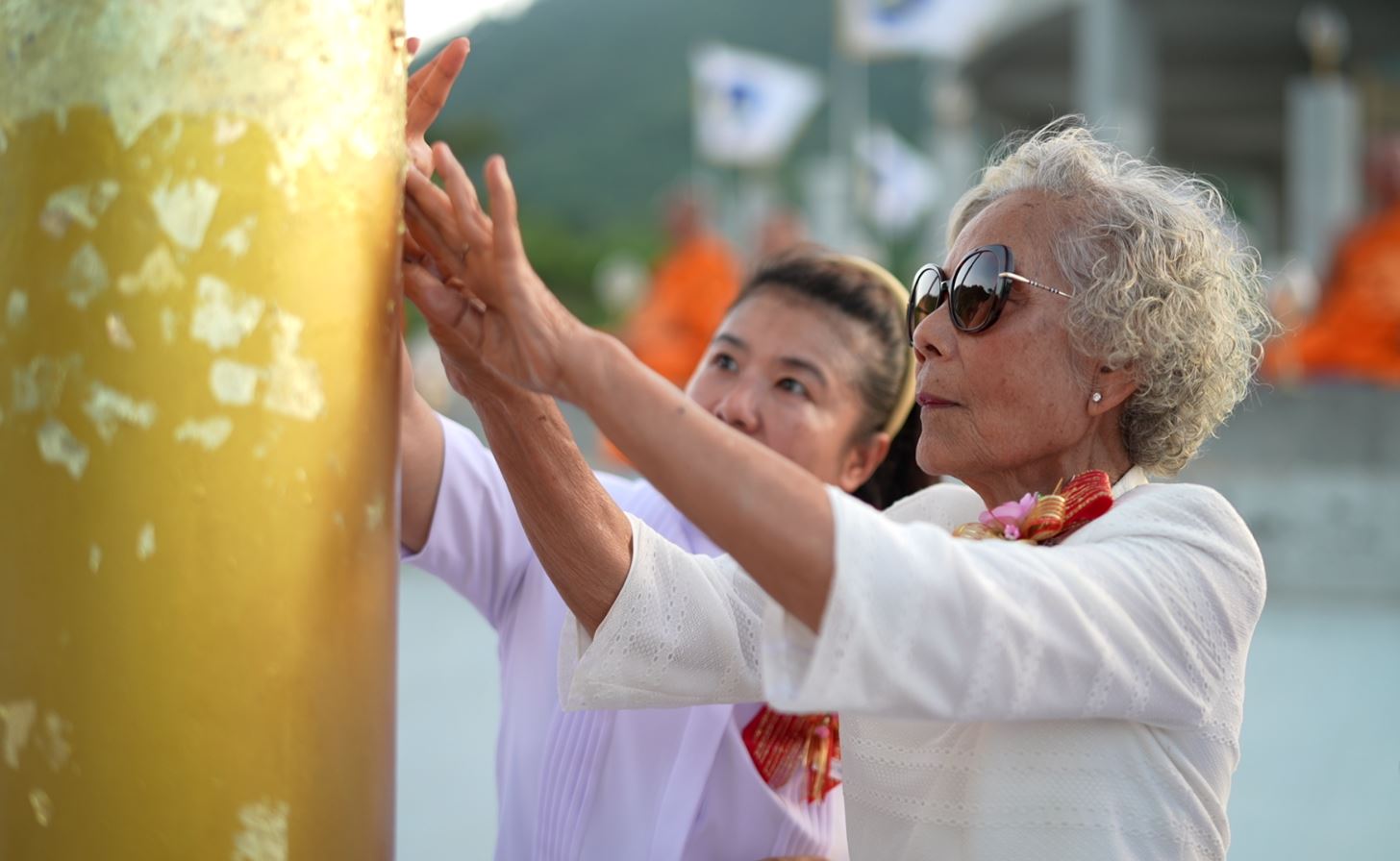 ศูนย์ปฏิบัติธรรมระยอง บ้านช่องลม จัดพิธียกเสามงคลค้ำยอดองค์พระเจดีย์ และจุดประทีปถวายเป็นพุทธบูชา