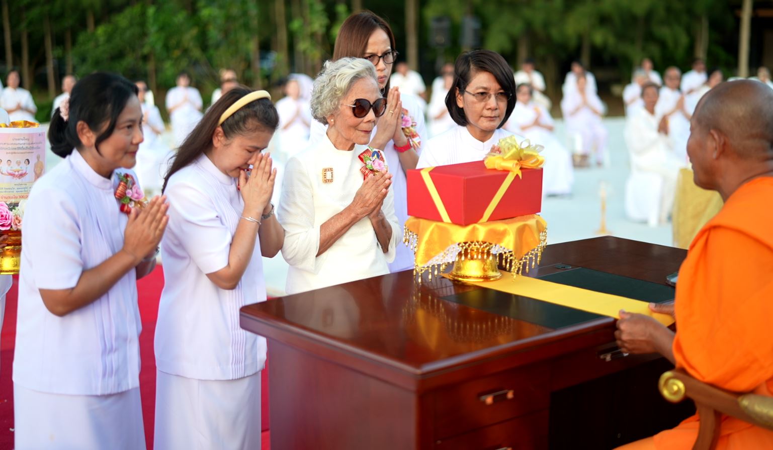 ศูนย์ปฏิบัติธรรมระยอง บ้านช่องลม จัดพิธียกเสามงคลค้ำยอดองค์พระเจดีย์ และจุดประทีปถวายเป็นพุทธบูชา