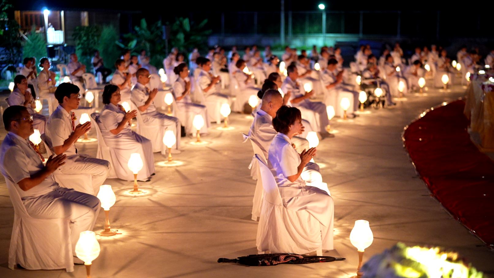 ศูนย์ปฏิบัติธรรมระยอง บ้านช่องลม จัดพิธียกเสามงคลค้ำยอดองค์พระเจดีย์ และจุดประทีปถวายเป็นพุทธบูชา